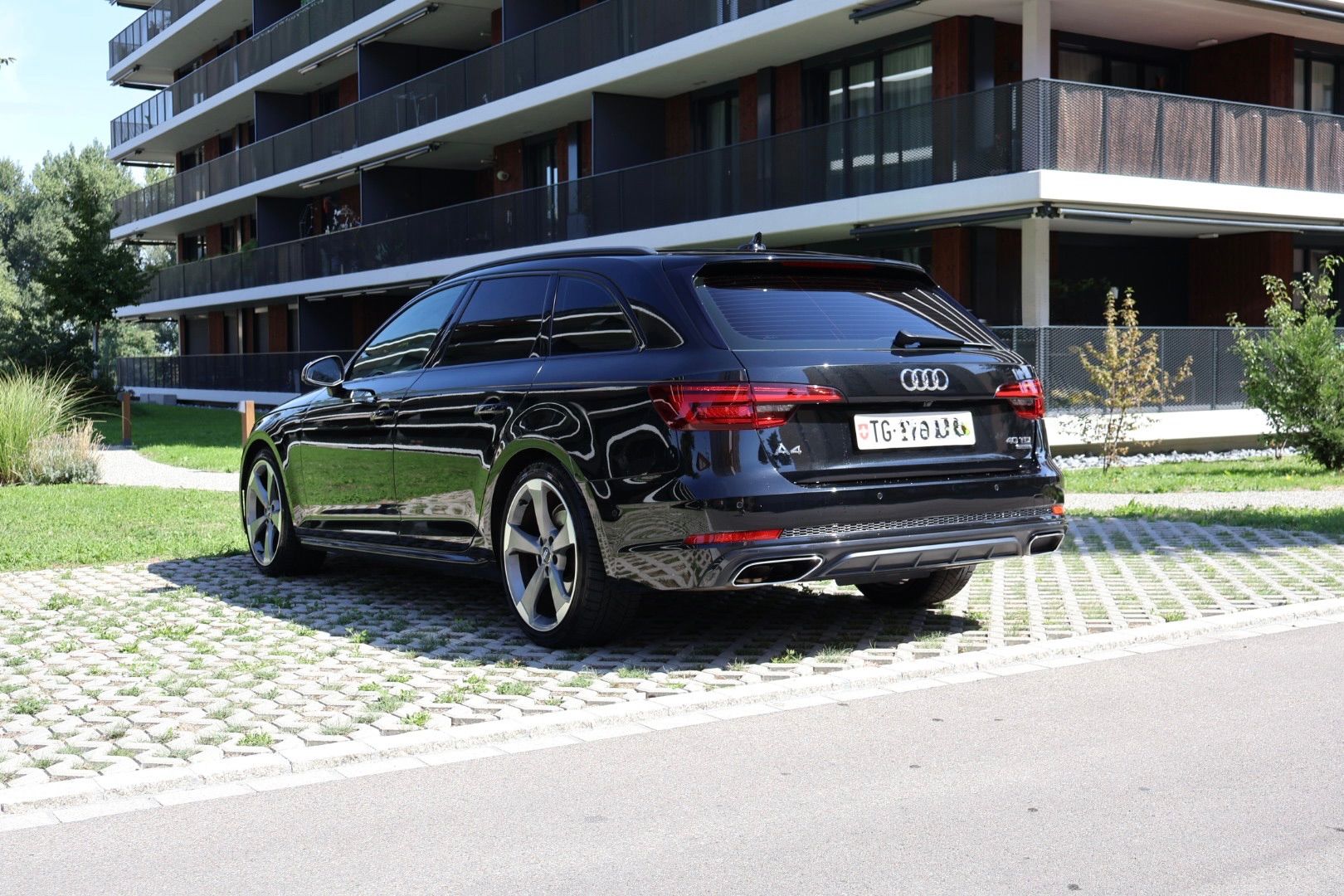AUDI A4 Avant 40 TDI Sport quattro S-tronic-image-2