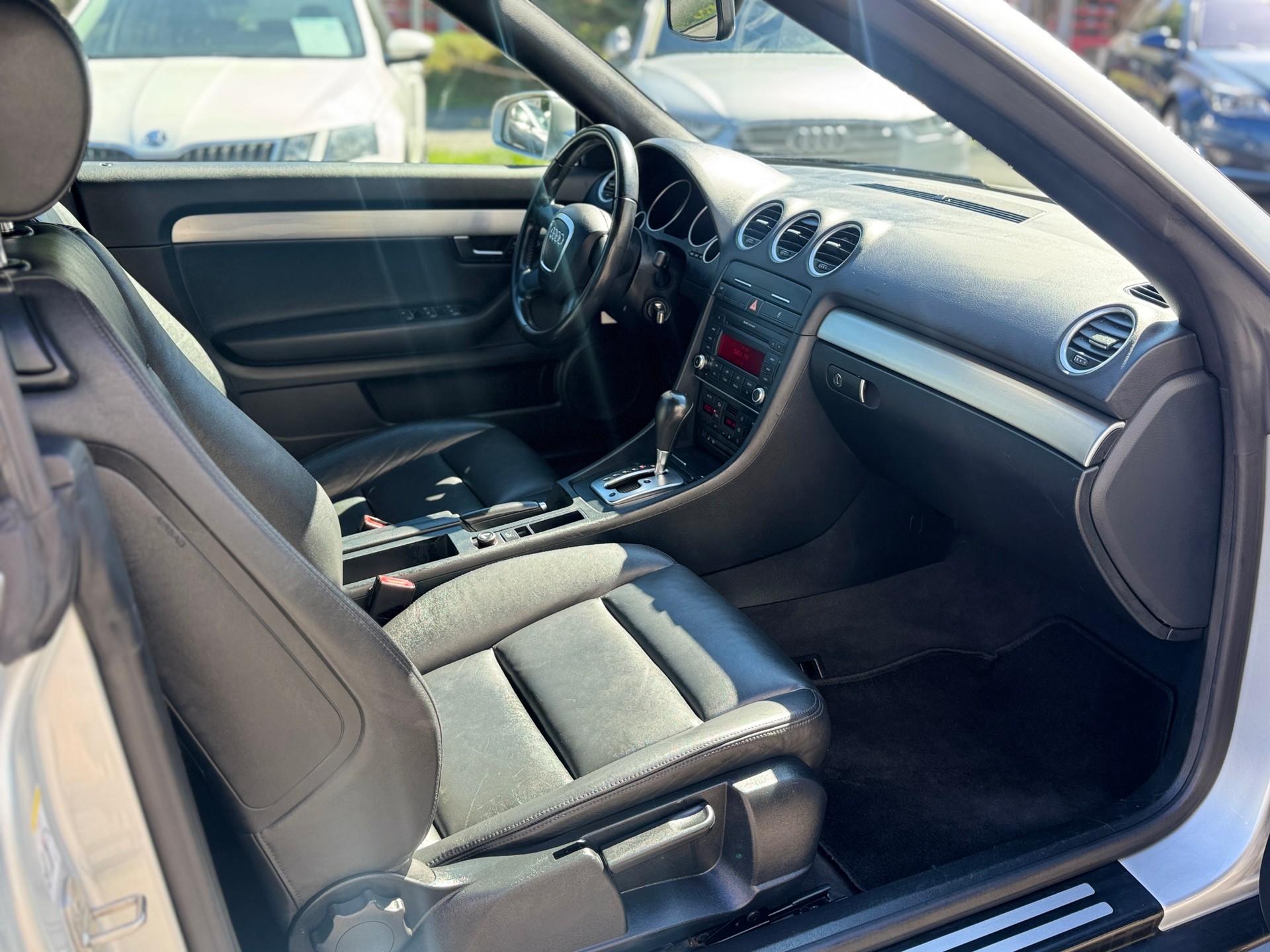 AUDI A4 Cabriolet 2.0T FSI multitronic-image-9