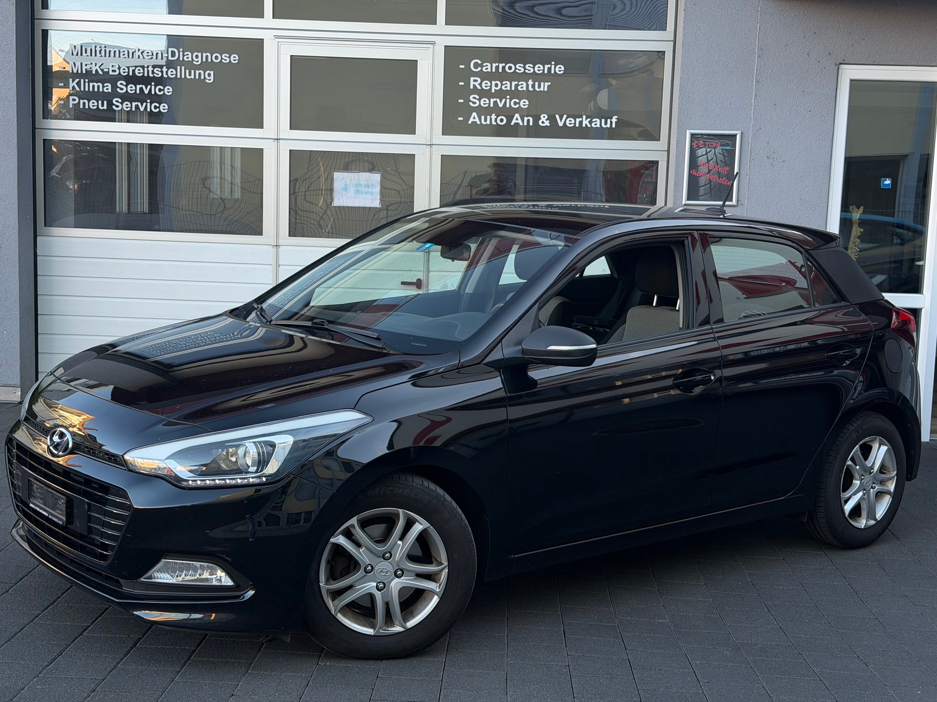 HYUNDAI i20 1.0 T-GDi Amplia*Ab MFK&Service*8-Fach Räder*Sitz-und Lenkradheizung*CH-FHZ*-image-0