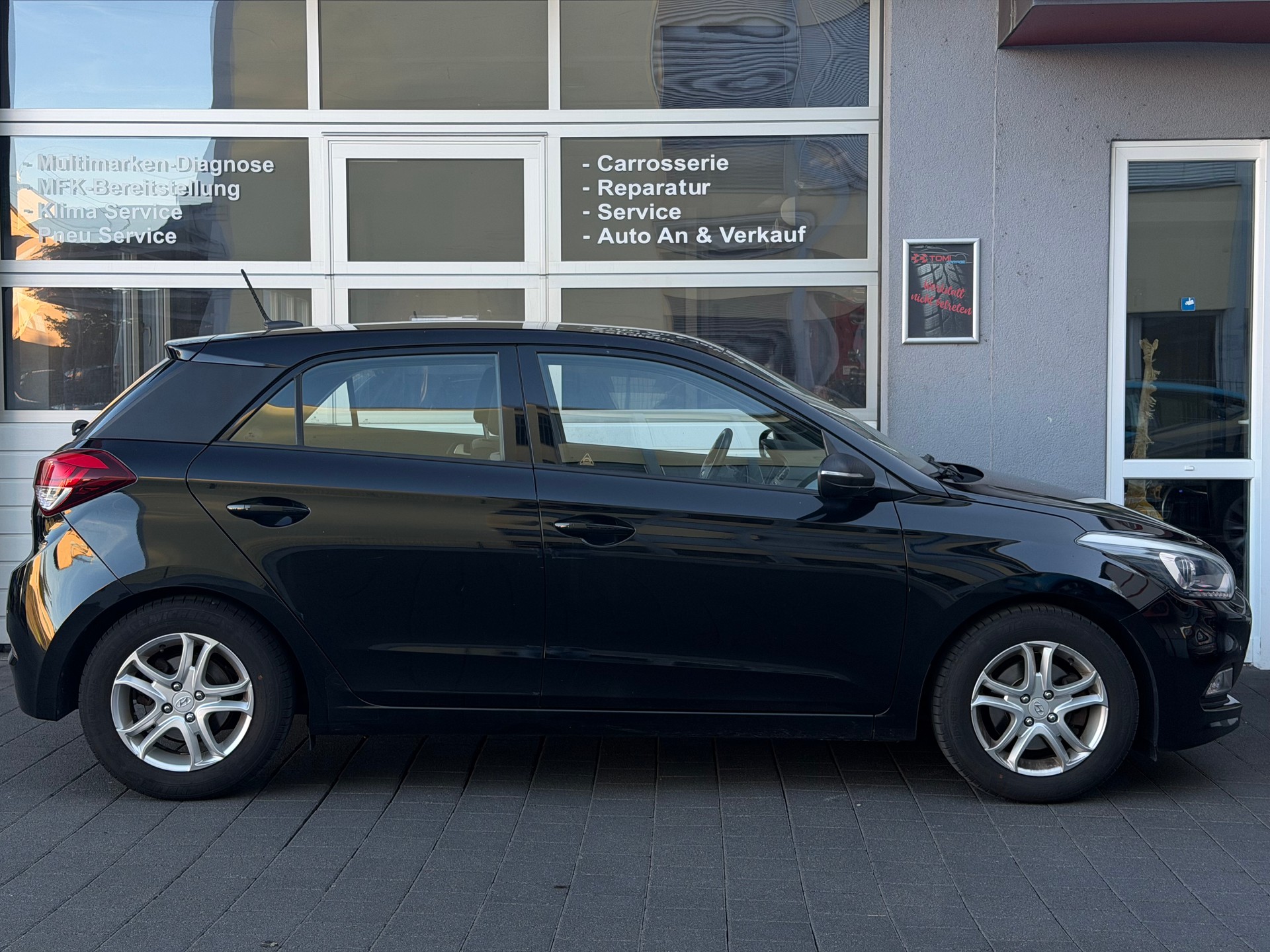 HYUNDAI i20 1.0 T-GDi Amplia*Ab MFK&Service*8-Fach Räder*Sitz-und Lenkradheizung*CH-FHZ*-image-5
