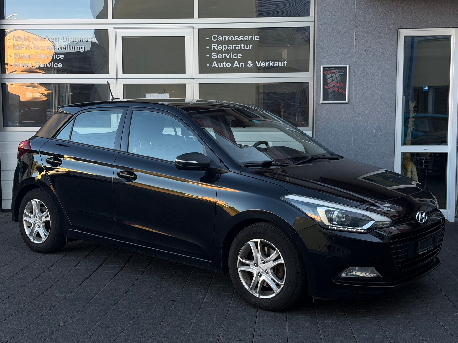 HYUNDAI i20 1.0 T-GDi Amplia*Ab MFK&Service*8-Fach Räder*Sitz-und Lenkradheizung*CH-FHZ*-image-4
