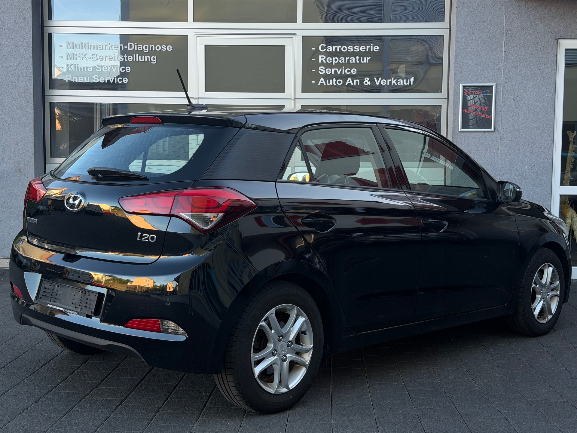 HYUNDAI i20 1.0 T-GDi Amplia*Ab MFK&Service*8-Fach Räder*Sitz-und Lenkradheizung*CH-FHZ*-image-6