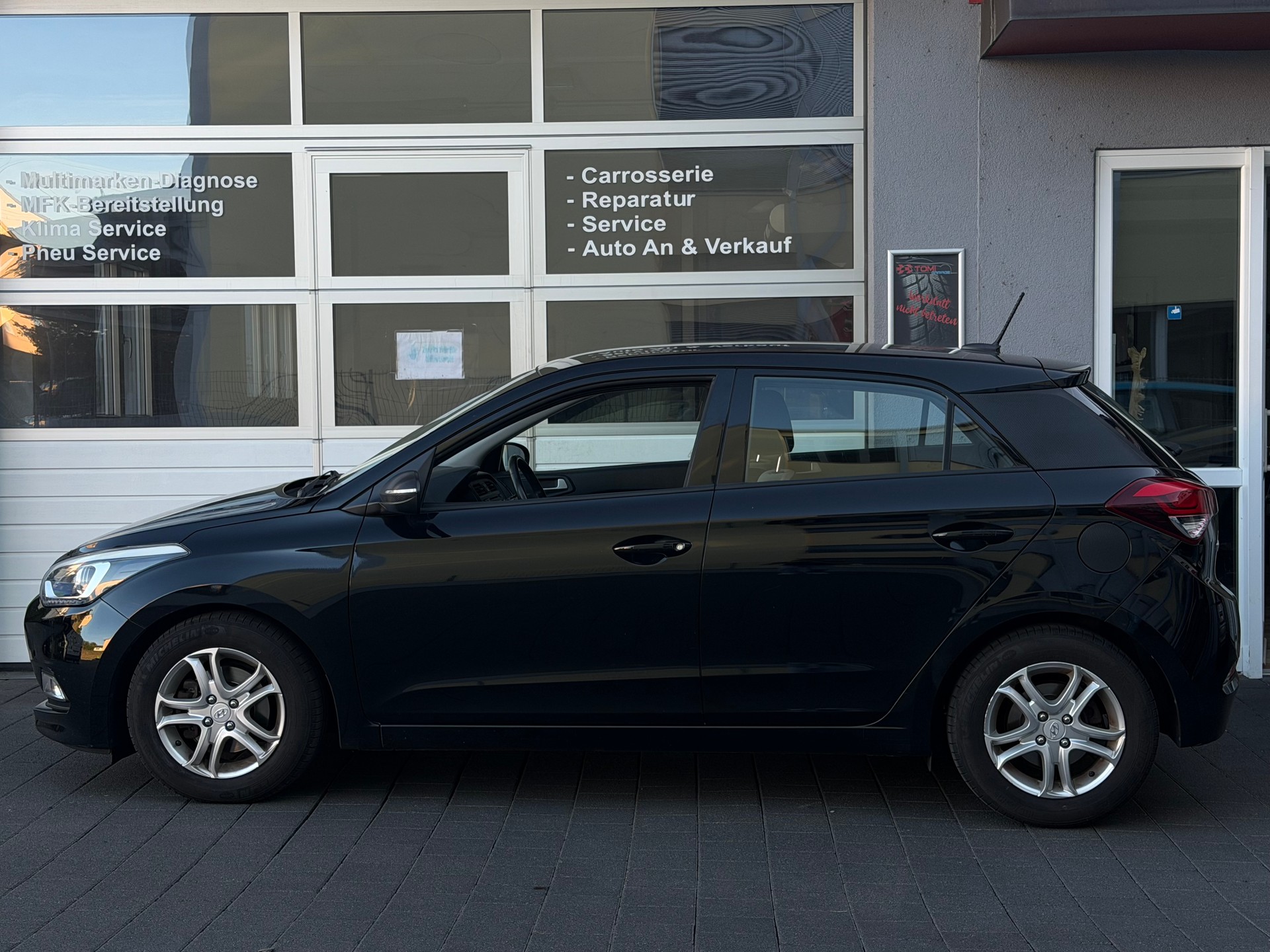 HYUNDAI i20 1.0 T-GDi Amplia*Ab MFK&Service*8-Fach Räder*Sitz-und Lenkradheizung*CH-FHZ*-image-3