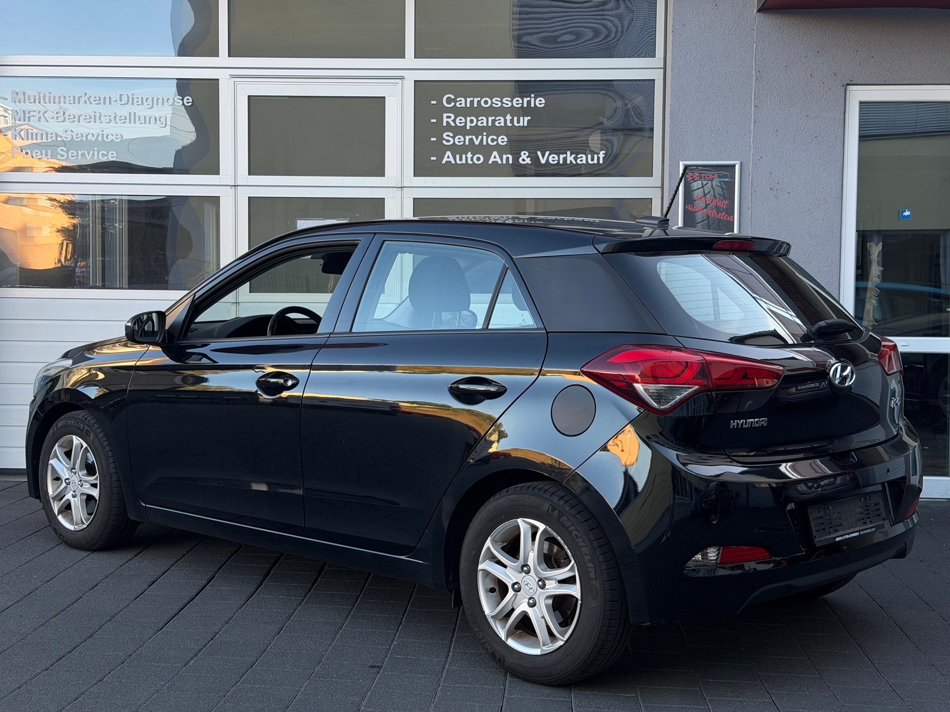 HYUNDAI i20 1.0 T-GDi Amplia*Ab MFK&Service*8-Fach Räder*Sitz-und Lenkradheizung*CH-FHZ*-image-8
