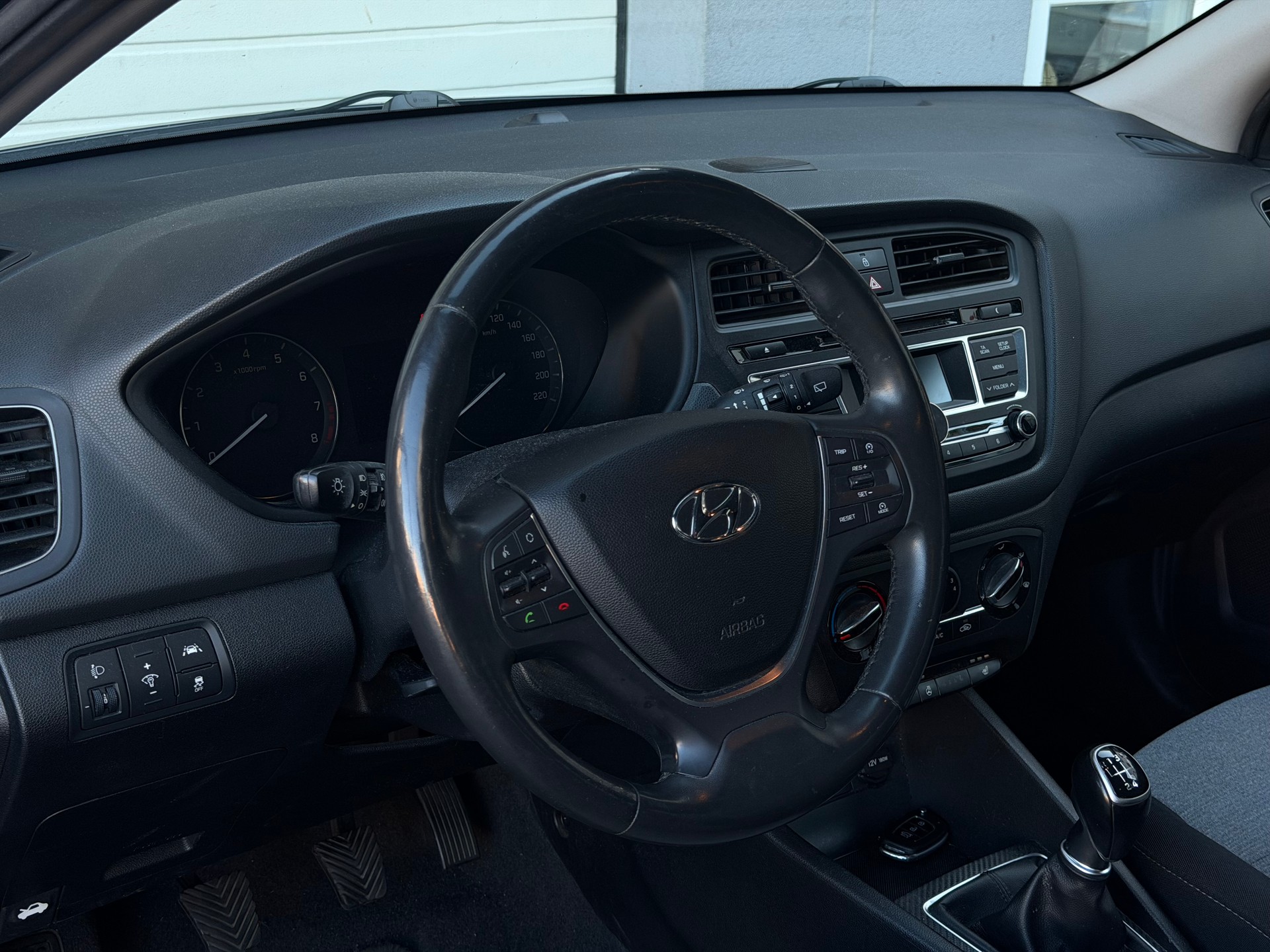HYUNDAI i20 1.0 T-GDi Amplia*Ab MFK&Service*8-Fach Räder*Sitz-und Lenkradheizung*CH-FHZ*-image-9