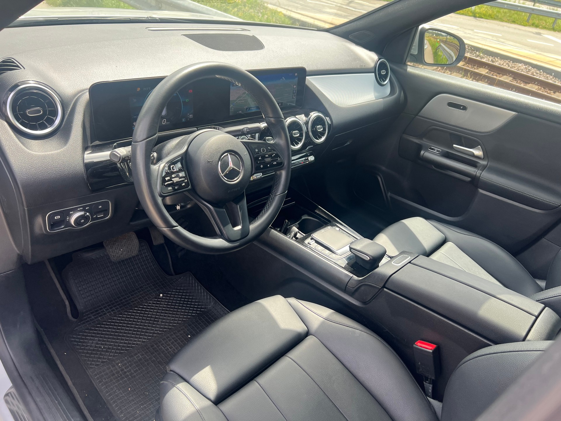MERCEDES-BENZ GLA 200d 8G-DCT-image-8