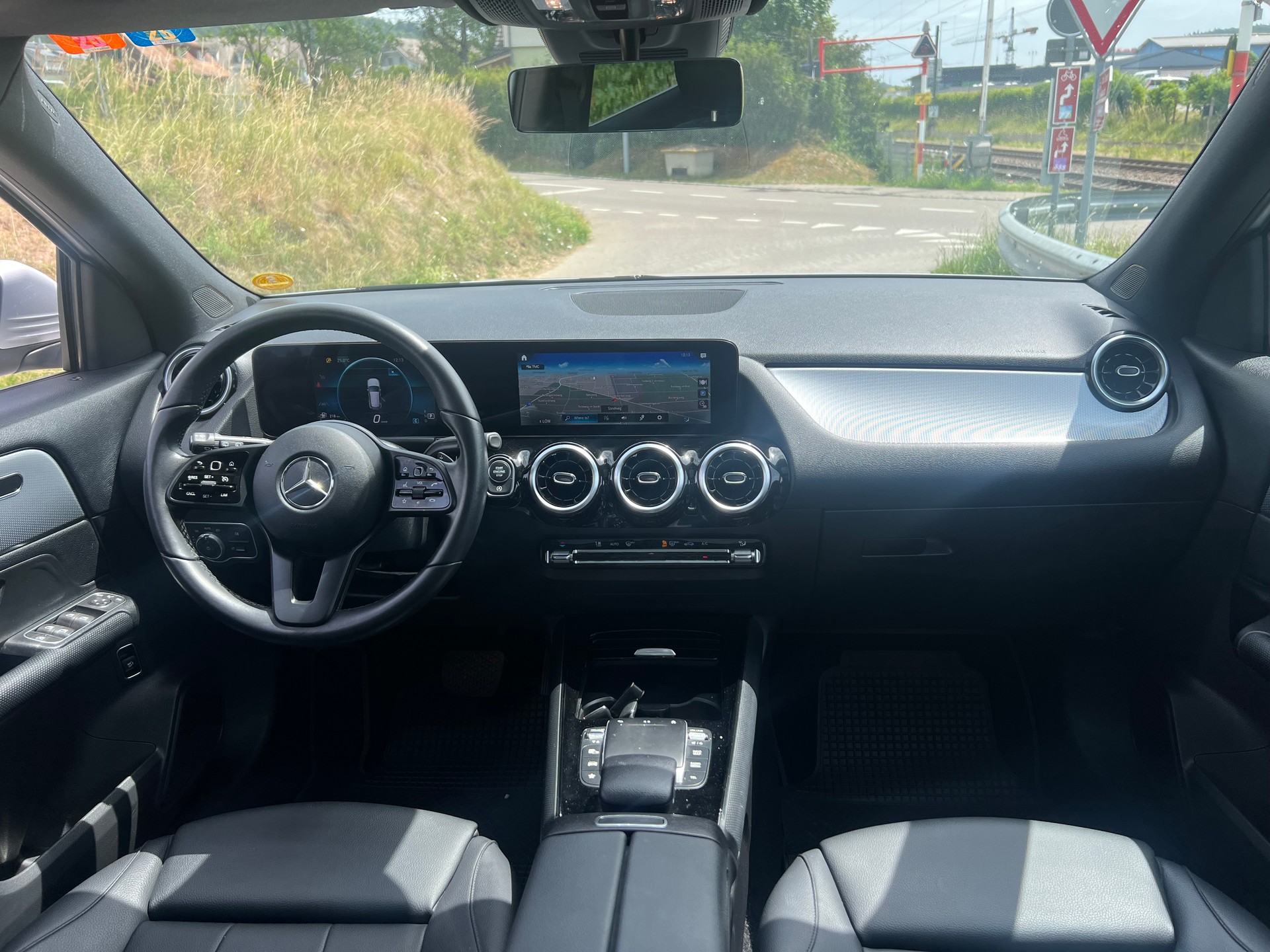 MERCEDES-BENZ GLA 200d 8G-DCT-image-9