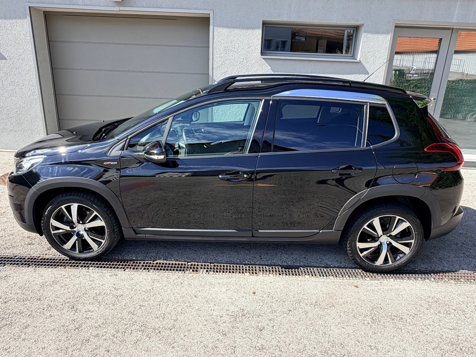 PEUGEOT 2008 1.2 PureTech GT Line EAT6-image-4