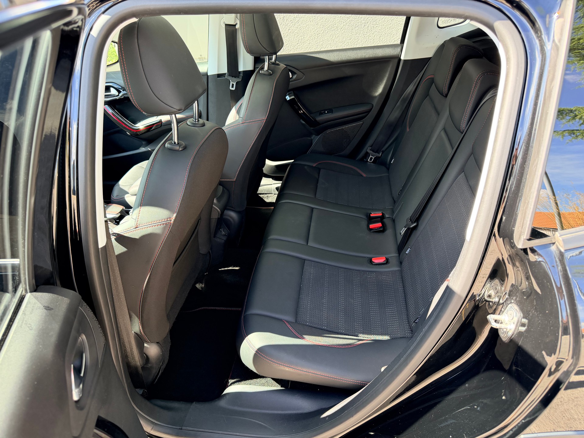 PEUGEOT 2008 1.2 PureTech GT Line EAT6-image-8