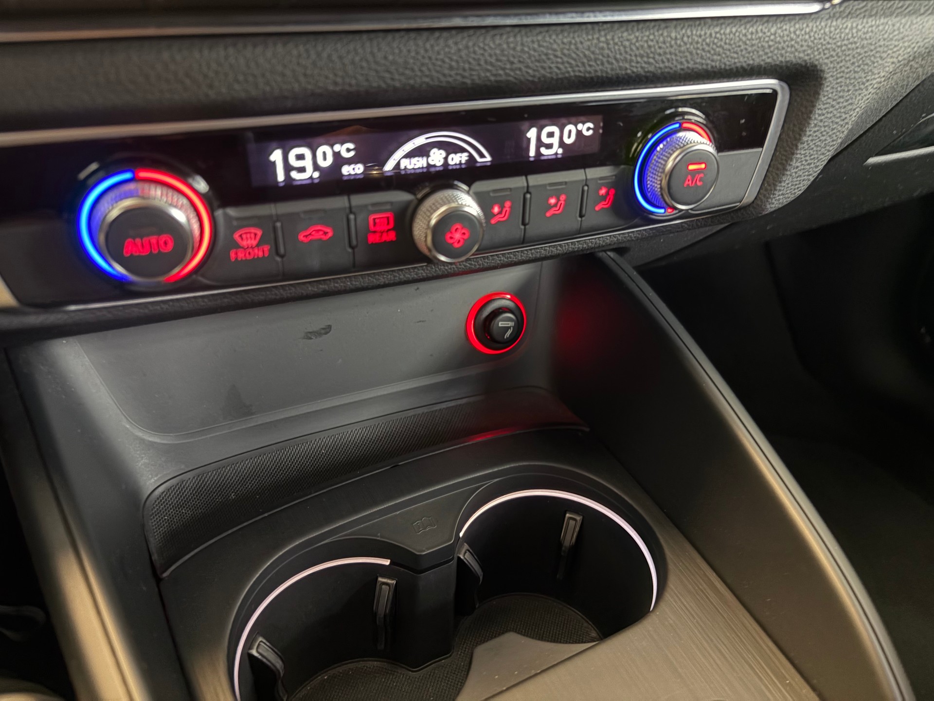 AUDI A3 Sportback 2.0 TDI Ambition quattro-image-11