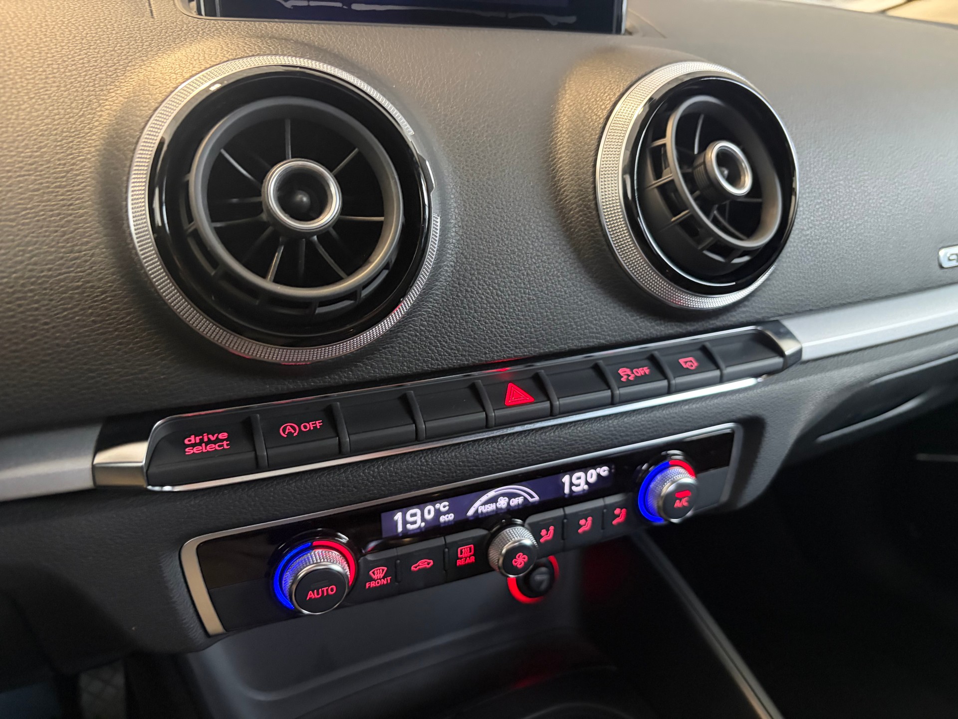 AUDI A3 Sportback 2.0 TDI Ambition quattro-image-13