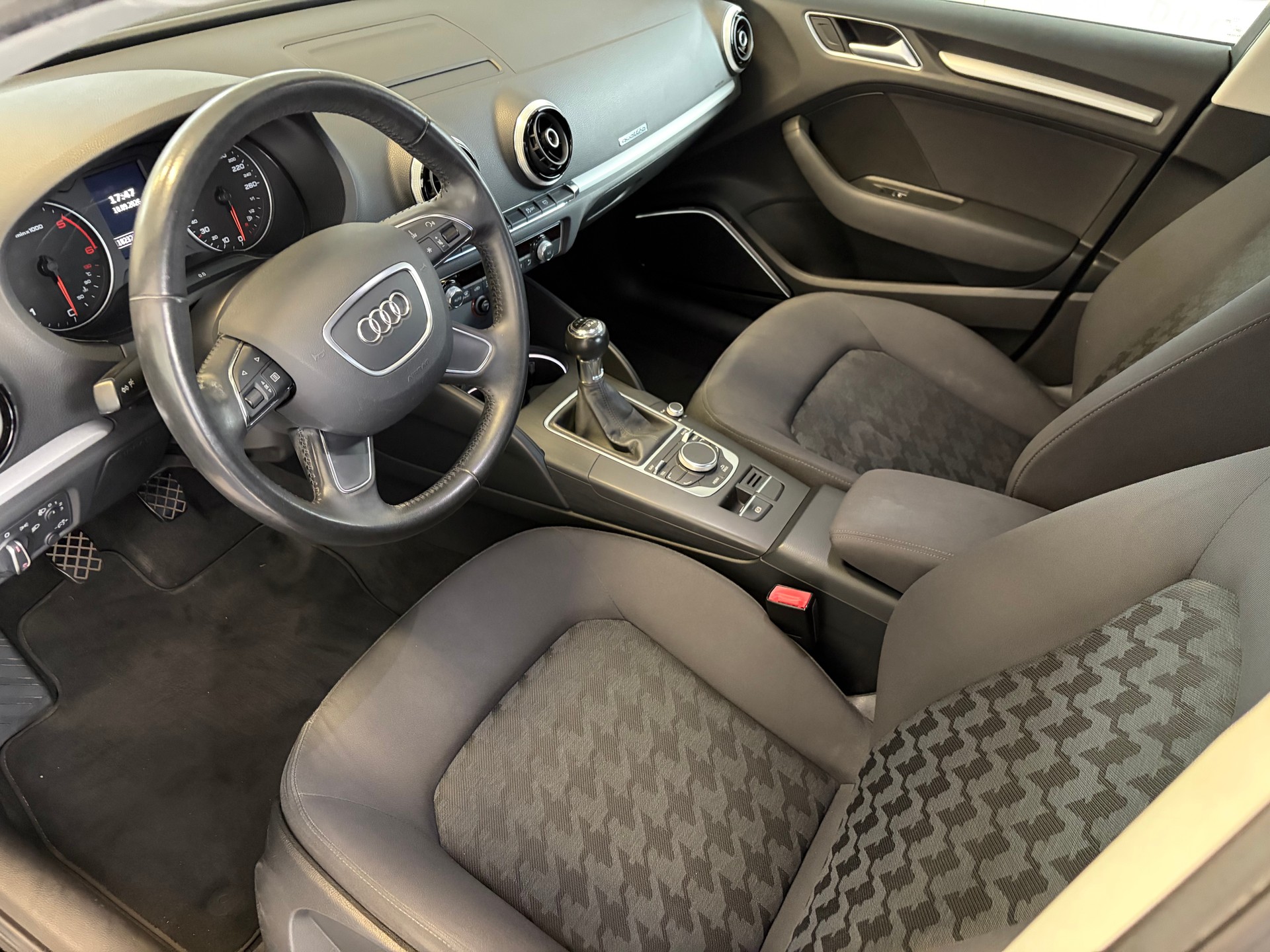 AUDI A3 Sportback 2.0 TDI Ambition quattro-image-8