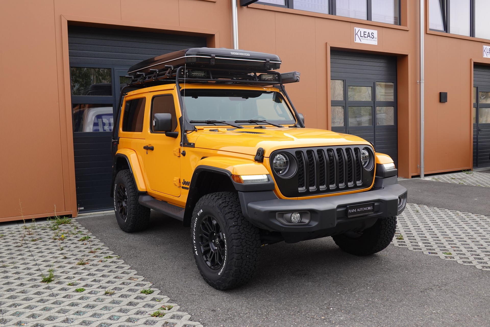 JEEP Wrangler 2.0 Sahara "CH Auto * Camera * Sièges chauffant * Capteur avant/arrière * Intérieur Cuir * Full prépare camping *"-image-2