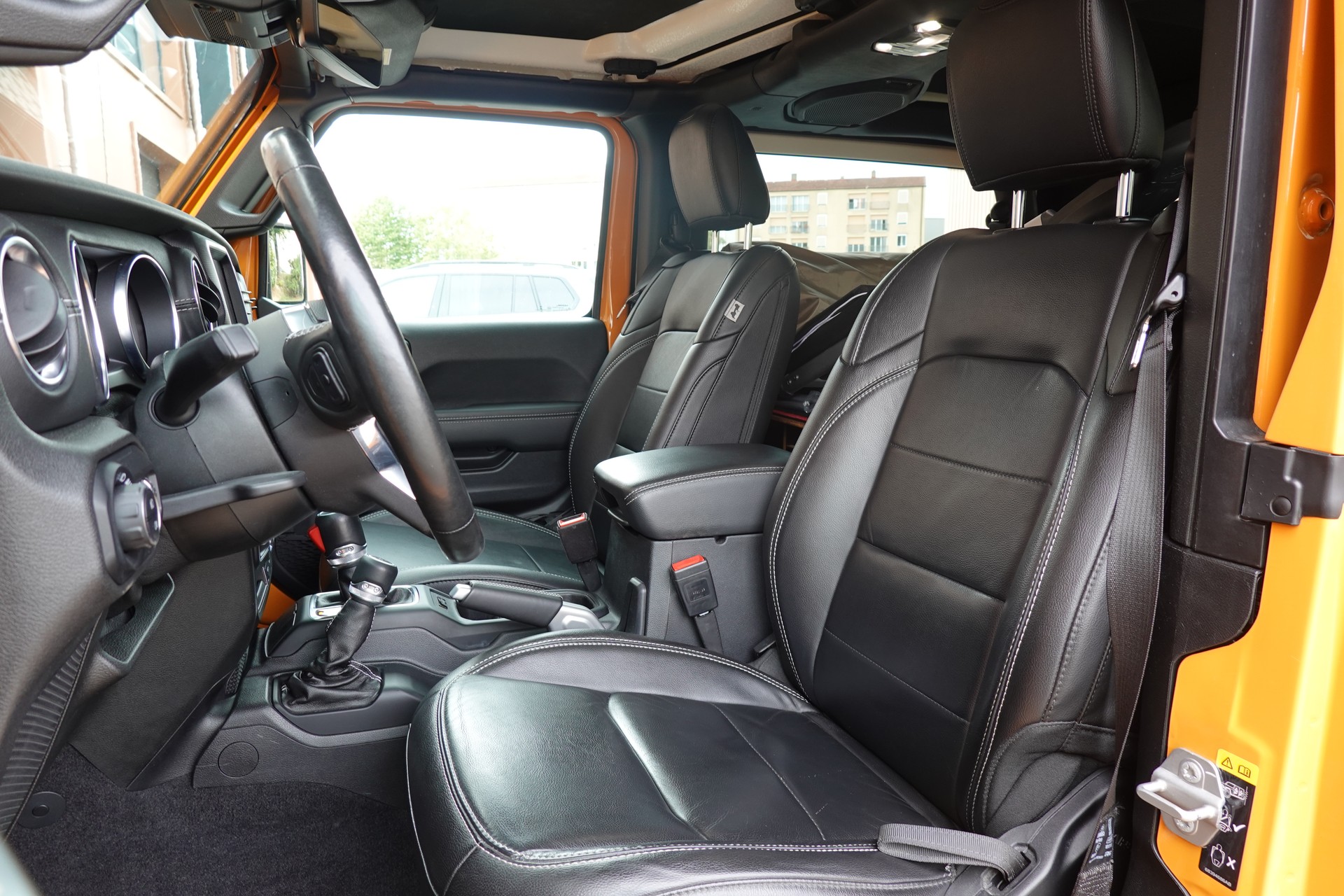 JEEP Wrangler 2.0 Sahara "CH Auto * Camera * Sièges chauffant * Capteur avant/arrière * Intérieur Cuir * Full prépare camping *"-image-21