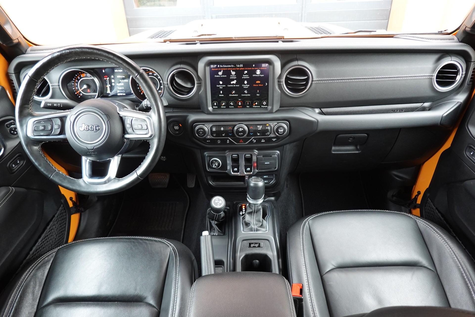 JEEP Wrangler 2.0 Sahara "CH Auto * Camera * Sièges chauffant * Capteur avant/arrière * Intérieur Cuir * Full prépare camping *"-image-11