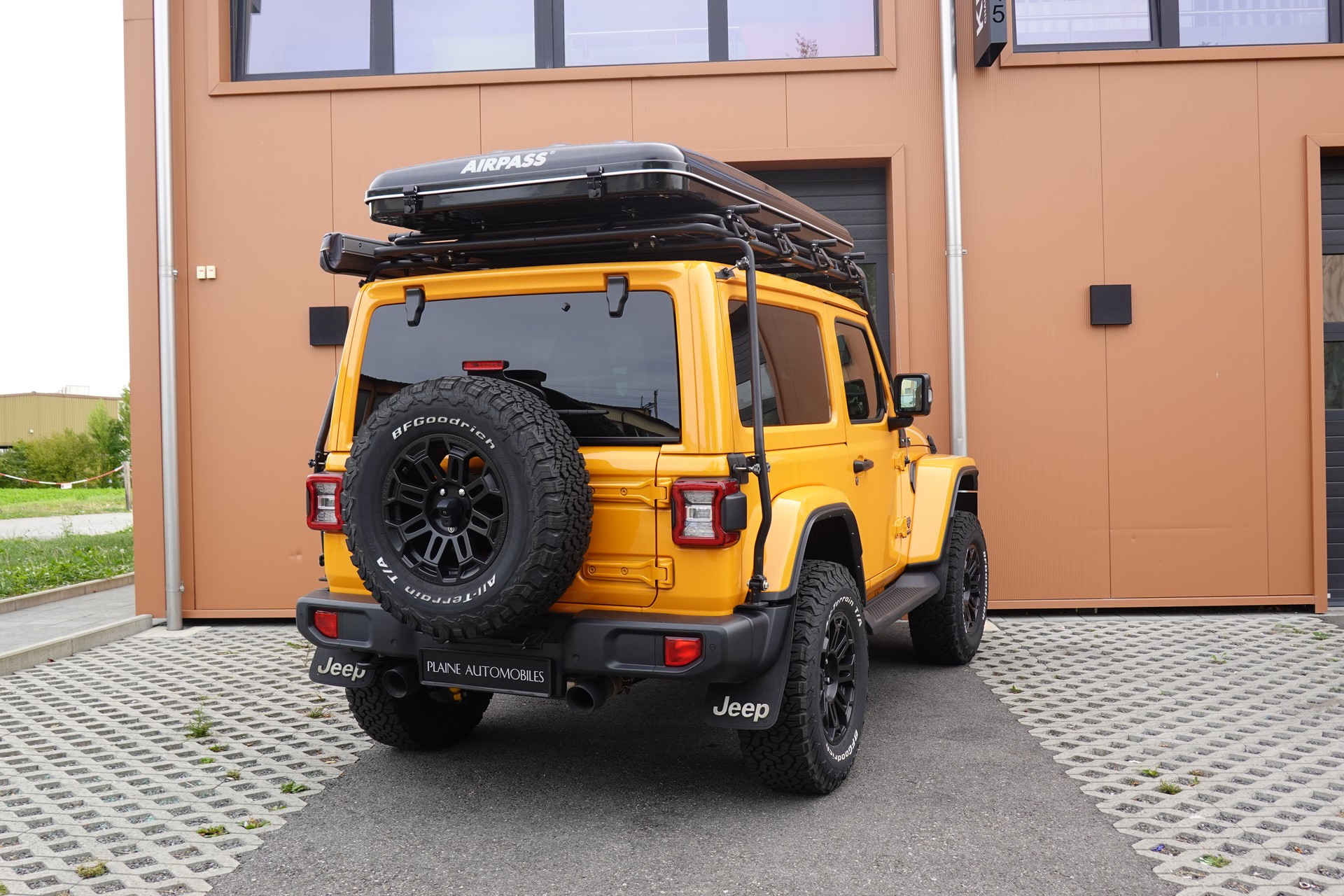 JEEP Wrangler 2.0 Sahara "CH Auto * Camera * Sièges chauffant * Capteur avant/arrière * Intérieur Cuir * Full prépare camping *"-image-7