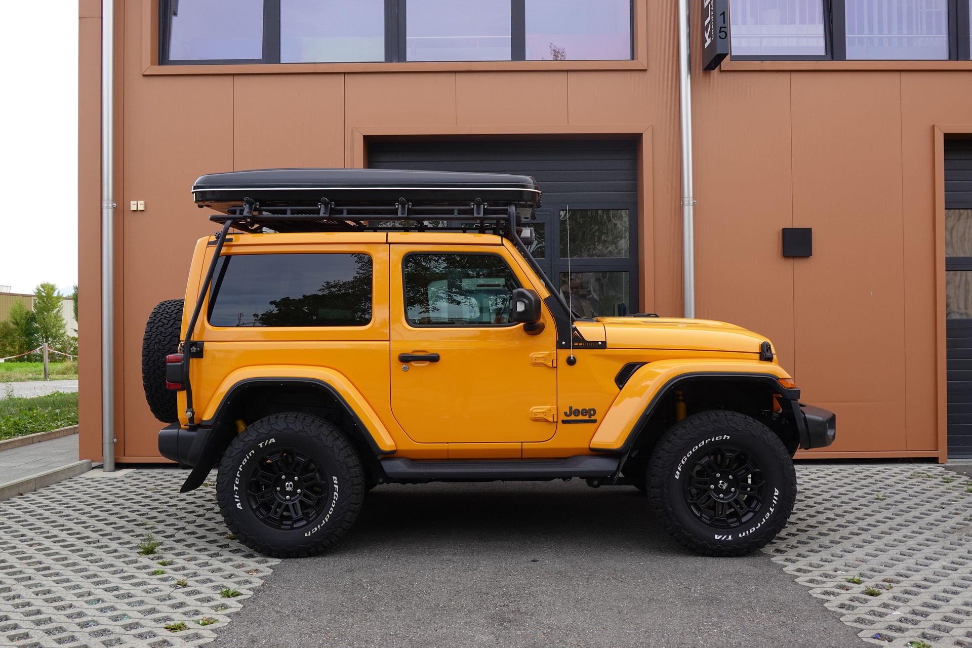 JEEP Wrangler 2.0 Sahara "CH Auto * Camera * Sièges chauffant * Capteur avant/arrière * Intérieur Cuir * Full prépare camping *"-image-3