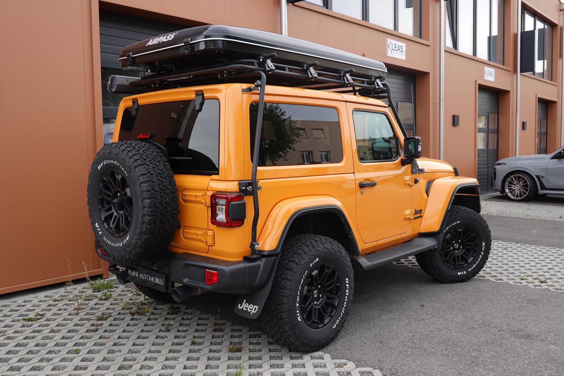 JEEP Wrangler 2.0 Sahara "CH Auto * Camera * Sièges chauffant * Capteur avant/arrière * Intérieur Cuir * Full prépare camping *"-image-6