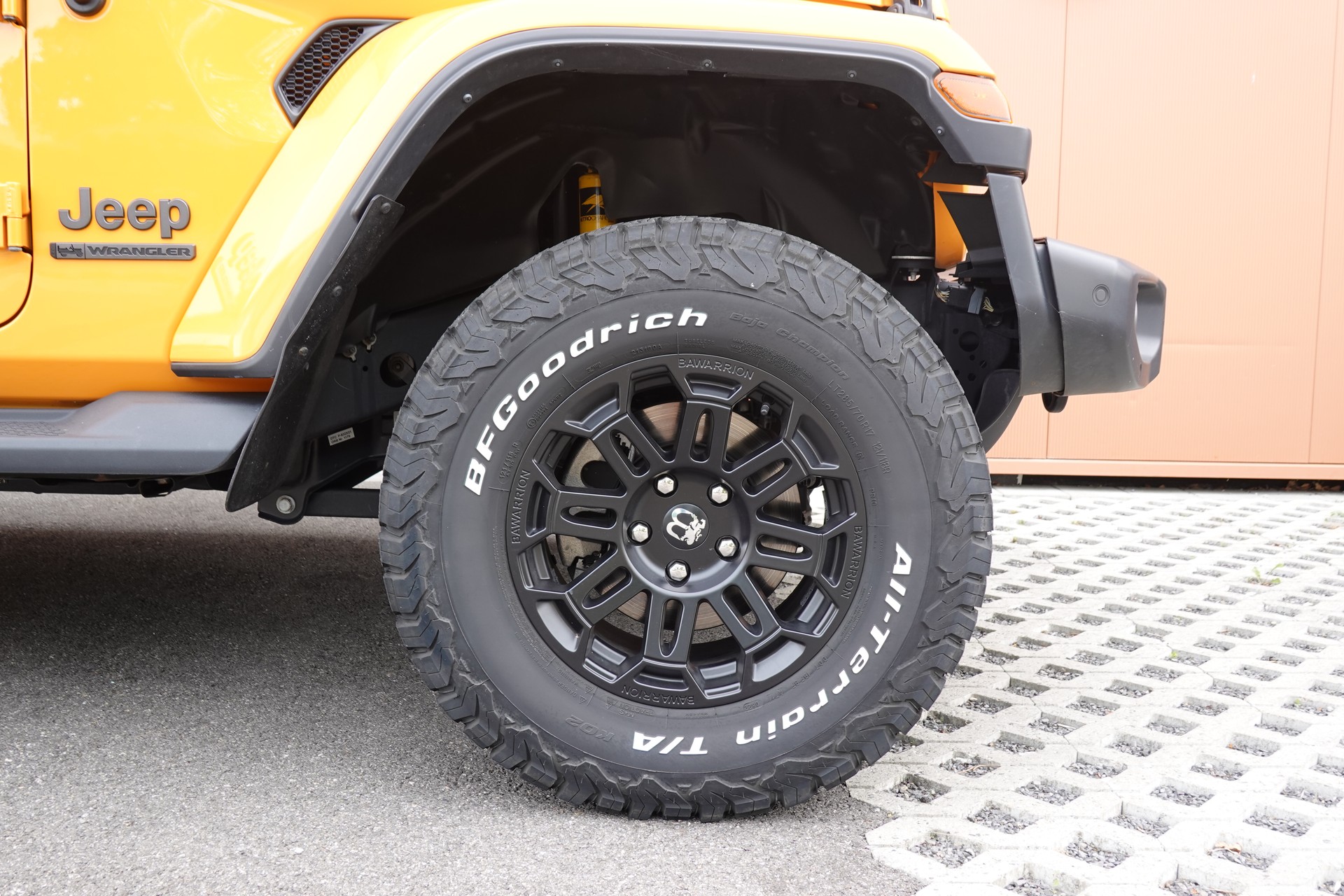 JEEP Wrangler 2.0 Sahara "CH Auto * Camera * Sièges chauffant * Capteur avant/arrière * Intérieur Cuir * Full prépare camping *"-image-4