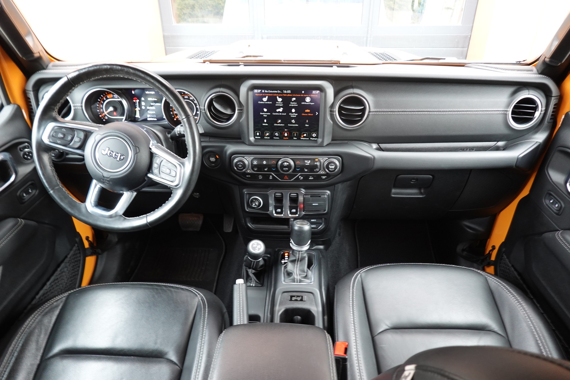 JEEP Wrangler 2.0 Sahara "CH Auto * Camera * Sièges chauffant * Capteur avant/arrière * Intérieur Cuir * Full prépare camping *"-image-10
