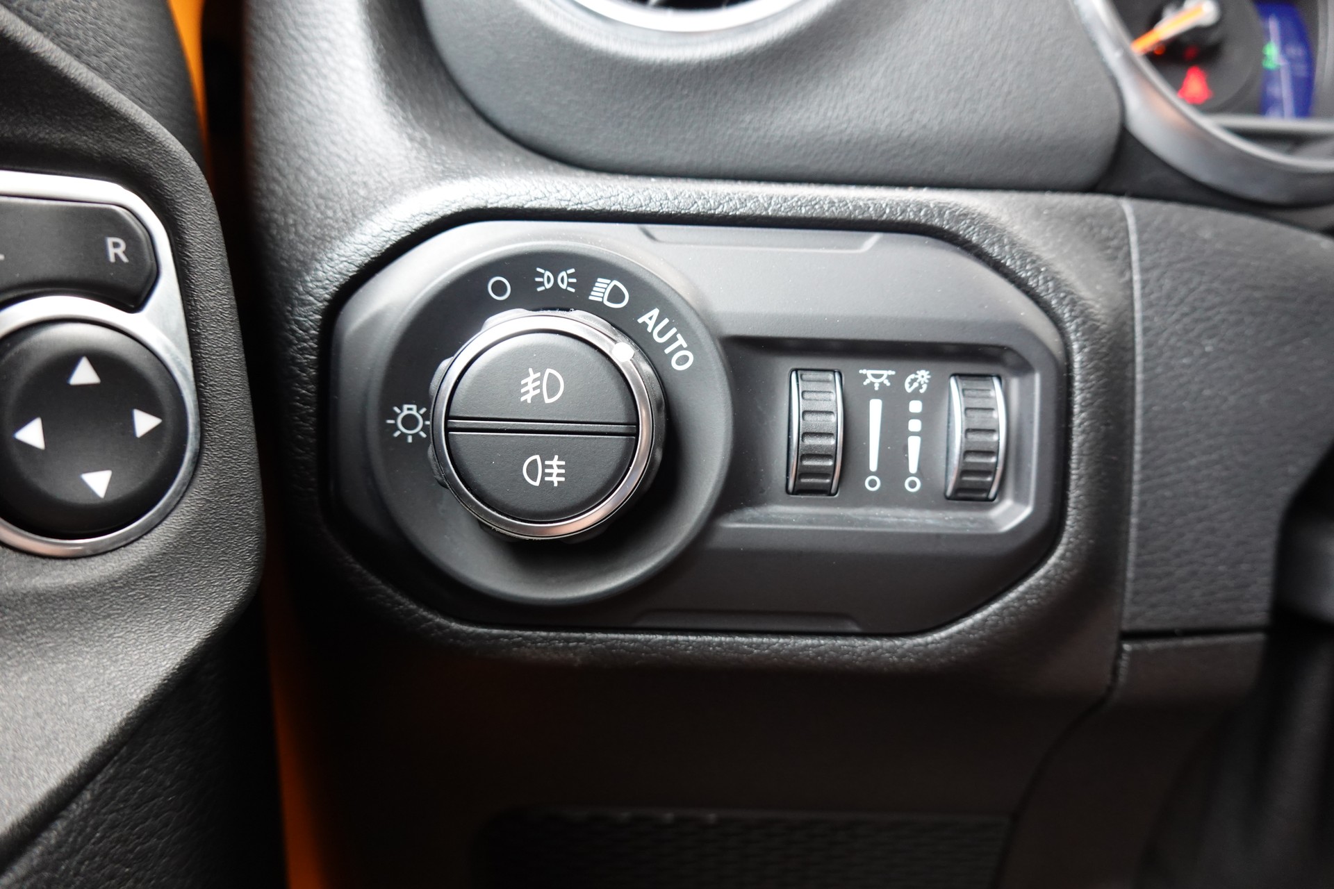 JEEP Wrangler 2.0 Sahara "CH Auto * Camera * Sièges chauffant * Capteur avant/arrière * Intérieur Cuir * Full prépare camping *"-image-15