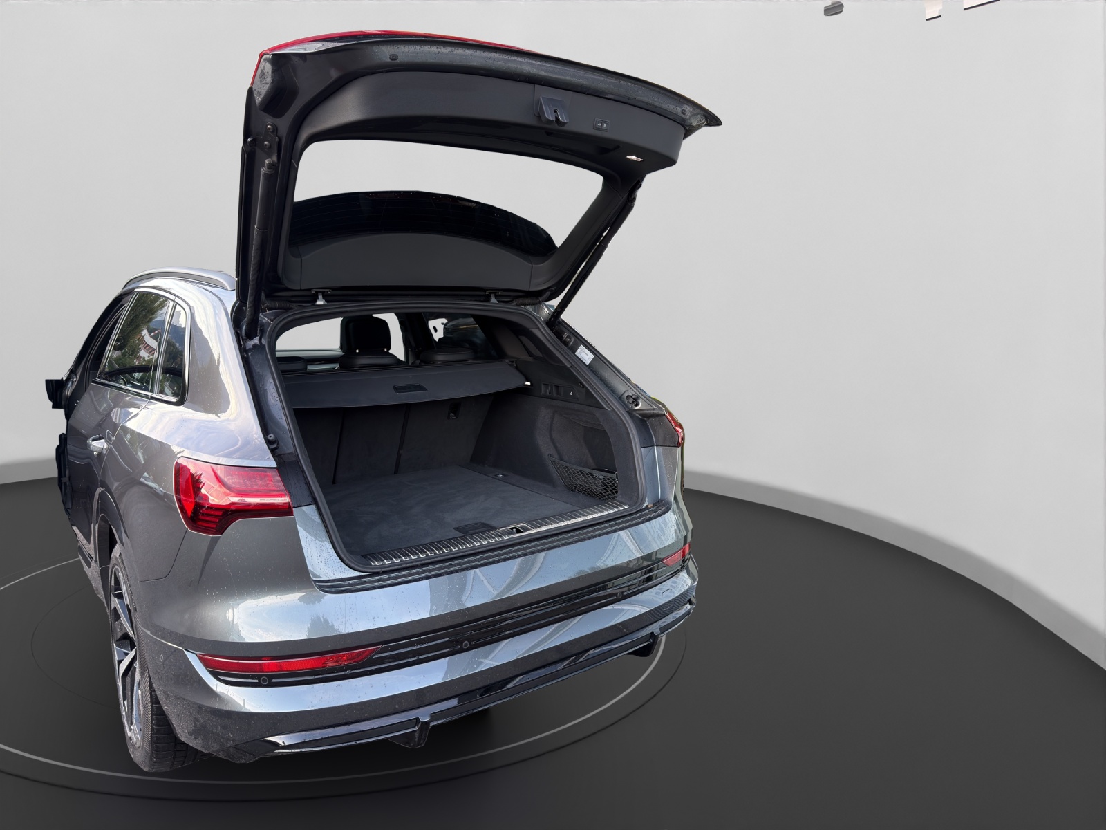 AUDI e-tron 55 S Line quattro-image-11