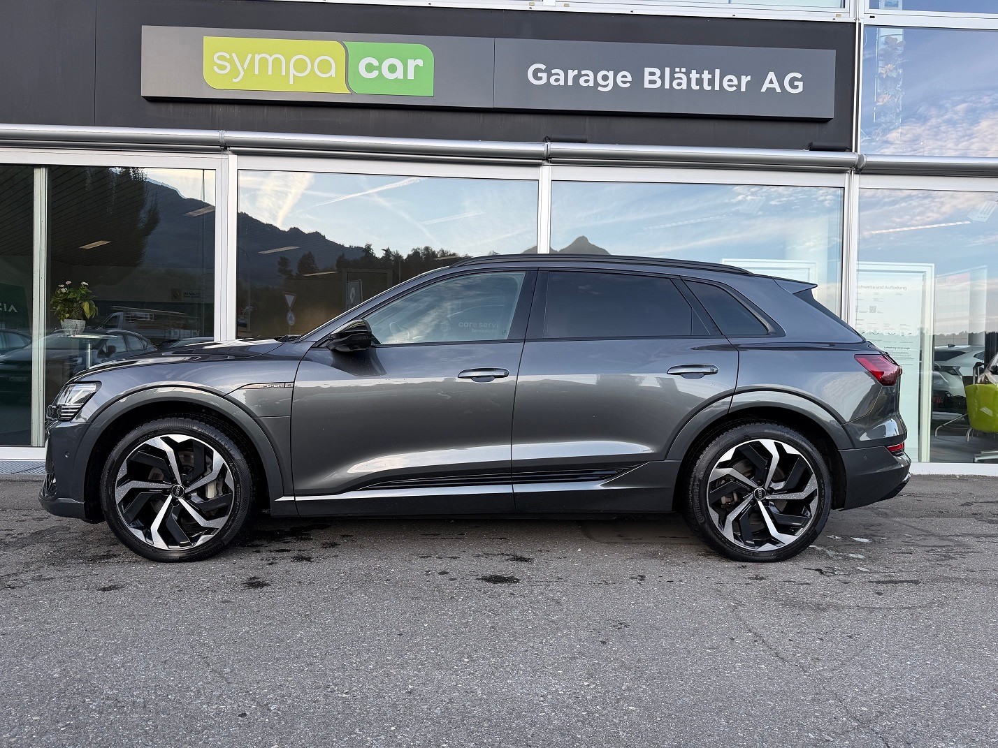 AUDI e-tron 55 S Line quattro-image-12