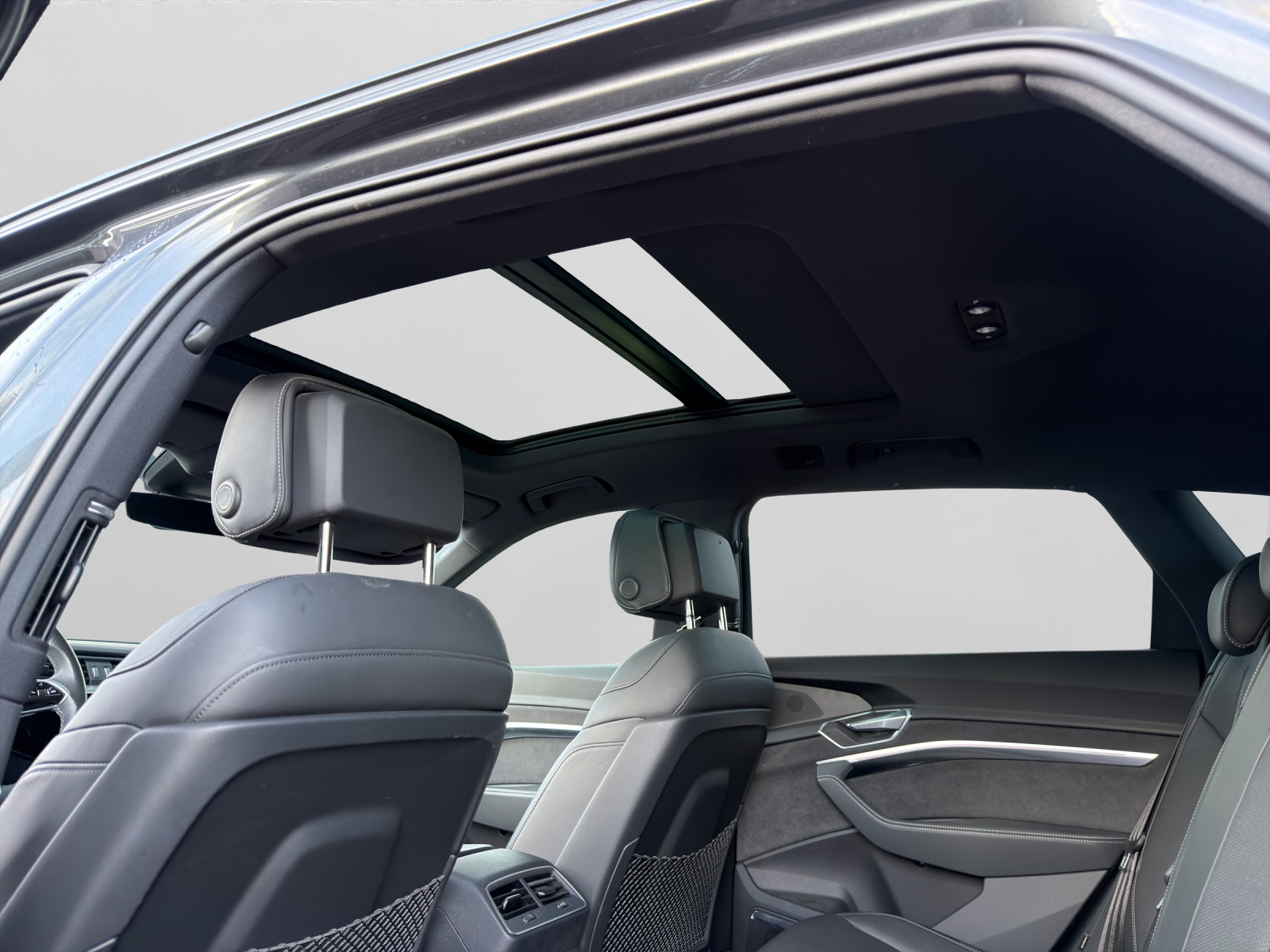 AUDI e-tron 55 S Line quattro-image-8