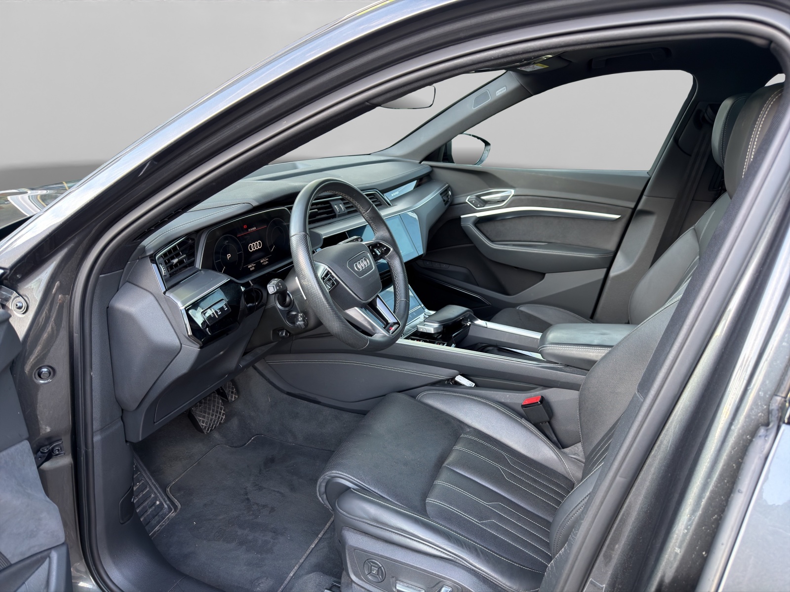 AUDI e-tron 55 S Line quattro-image-6