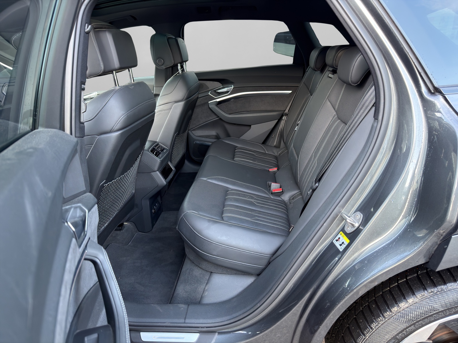 AUDI e-tron 55 S Line quattro-image-9