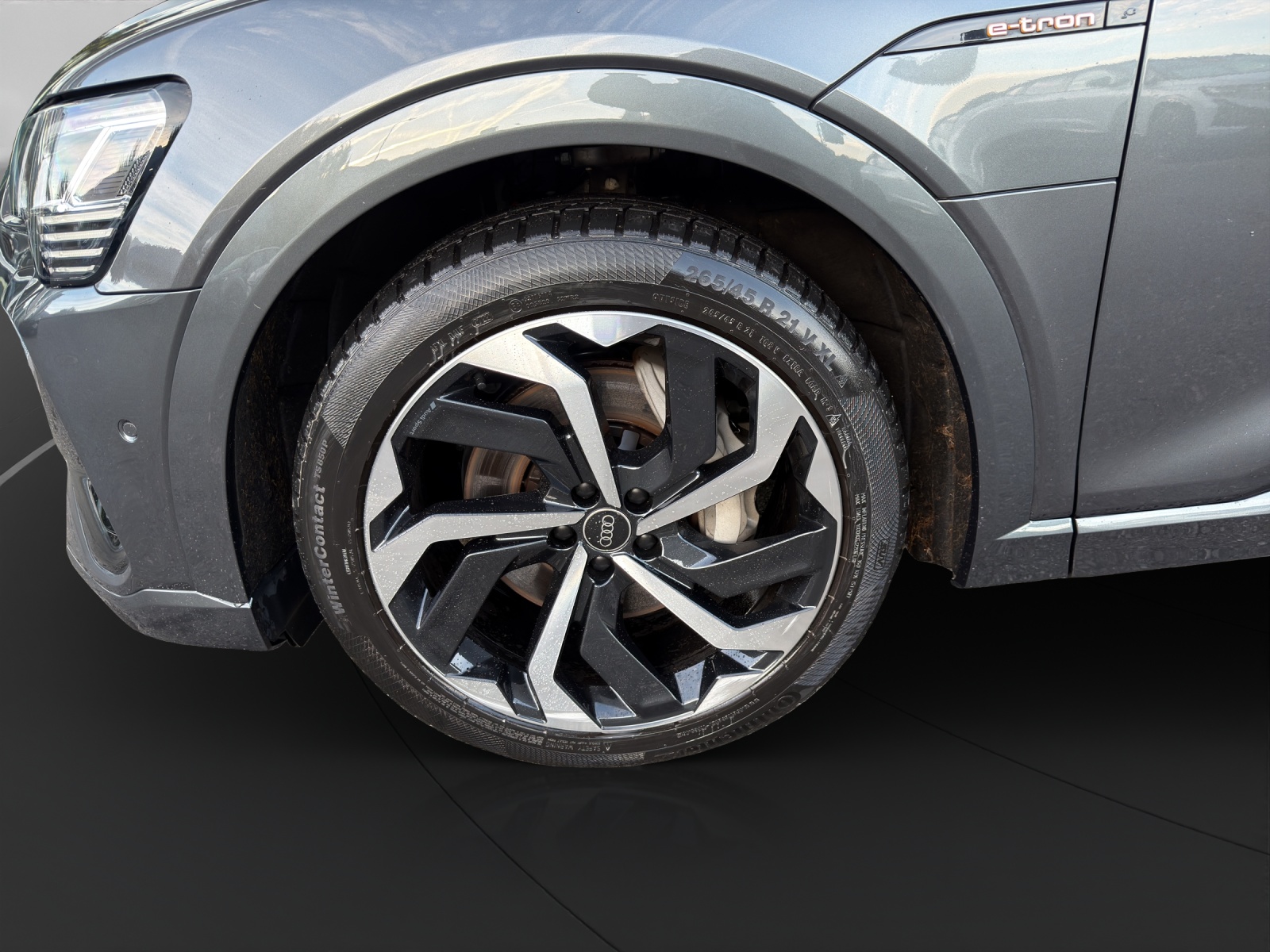 AUDI e-tron 55 S Line quattro-image-10
