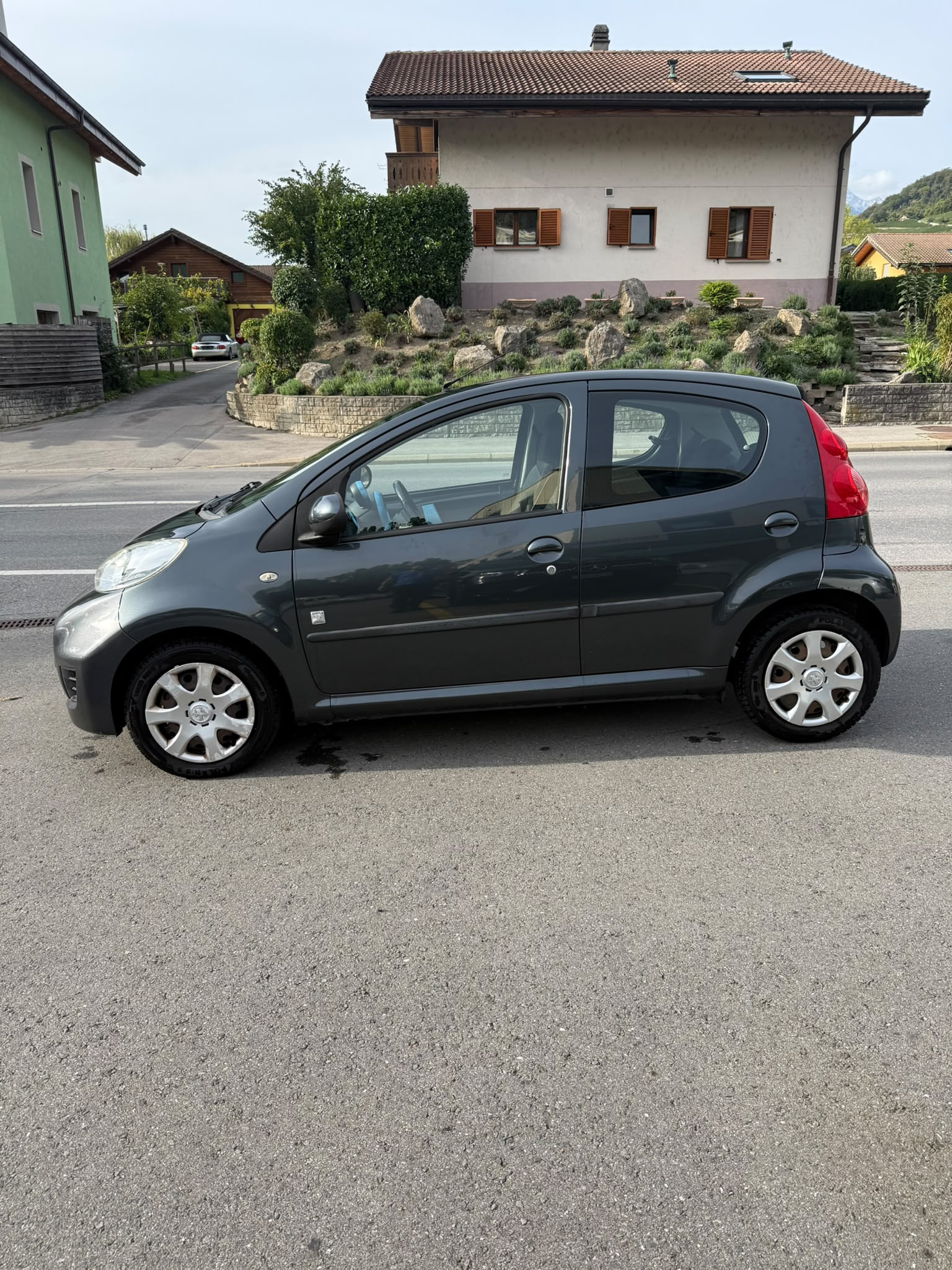 PEUGEOT 107 1.0 Swiss Edition-image-4