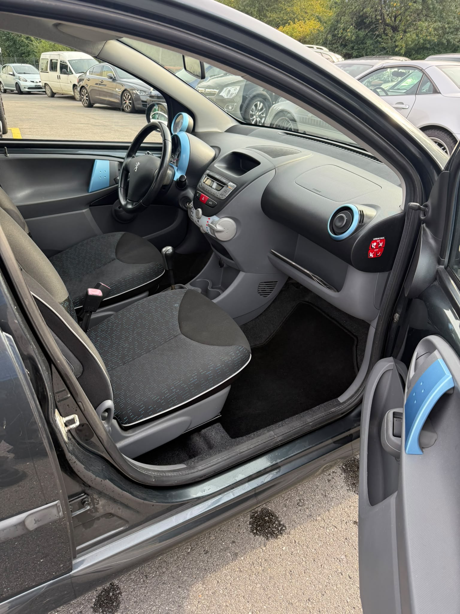 PEUGEOT 107 1.0 Swiss Edition-image-7