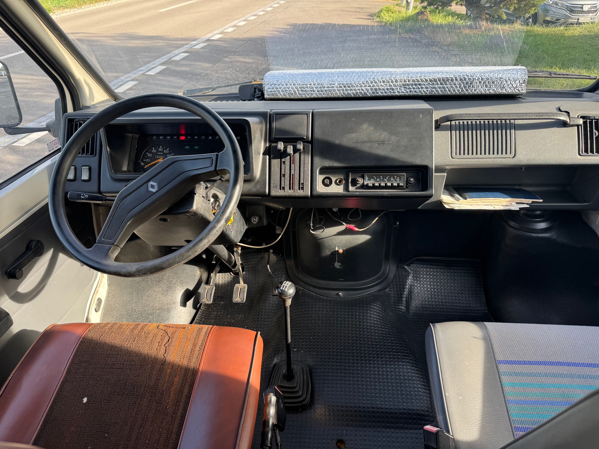 RENAULT TRAFIC-image-13