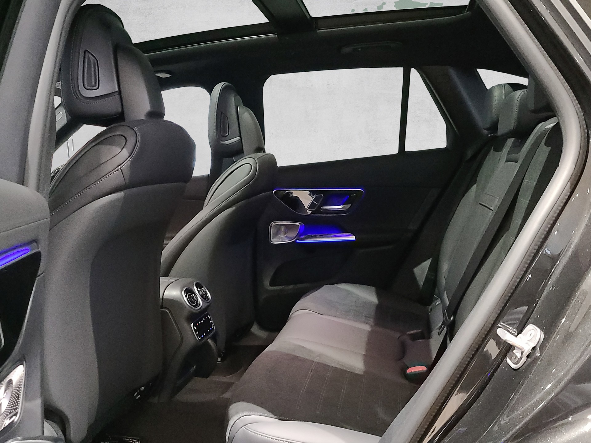 MERCEDES-BENZ GLC 220 d AMG Line 4M-image-10