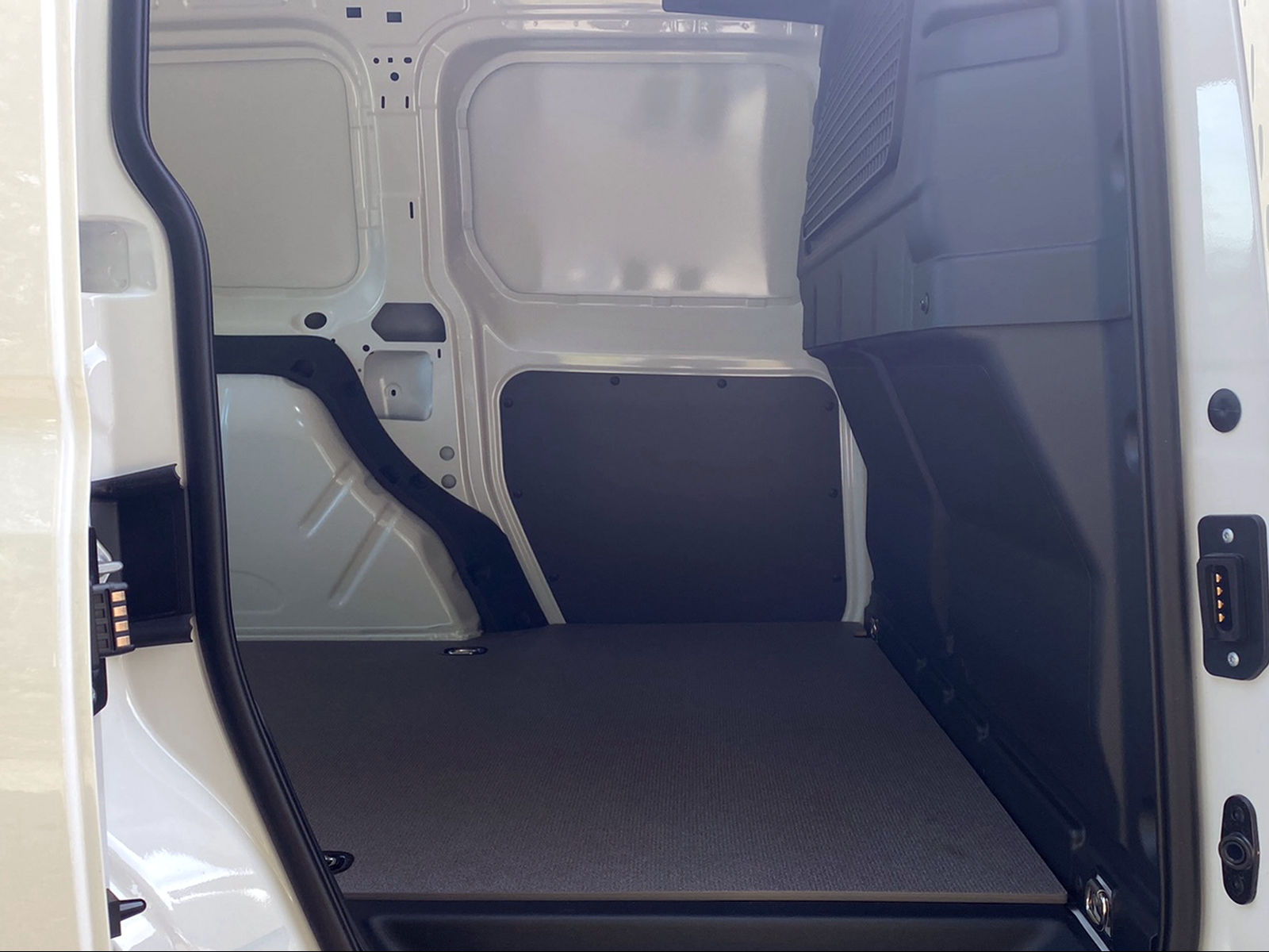 VW Caddy Cargo 2.0TDI 4Motion-image-7