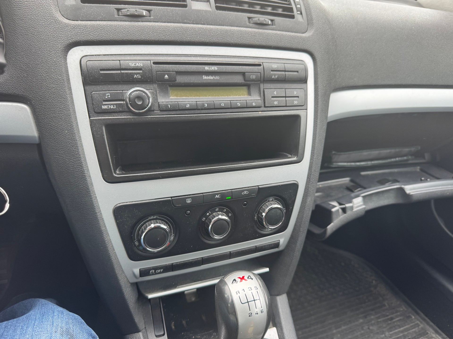 SKODA Octavia Combi 1.6 TDI Stöckli 4x4-image-6