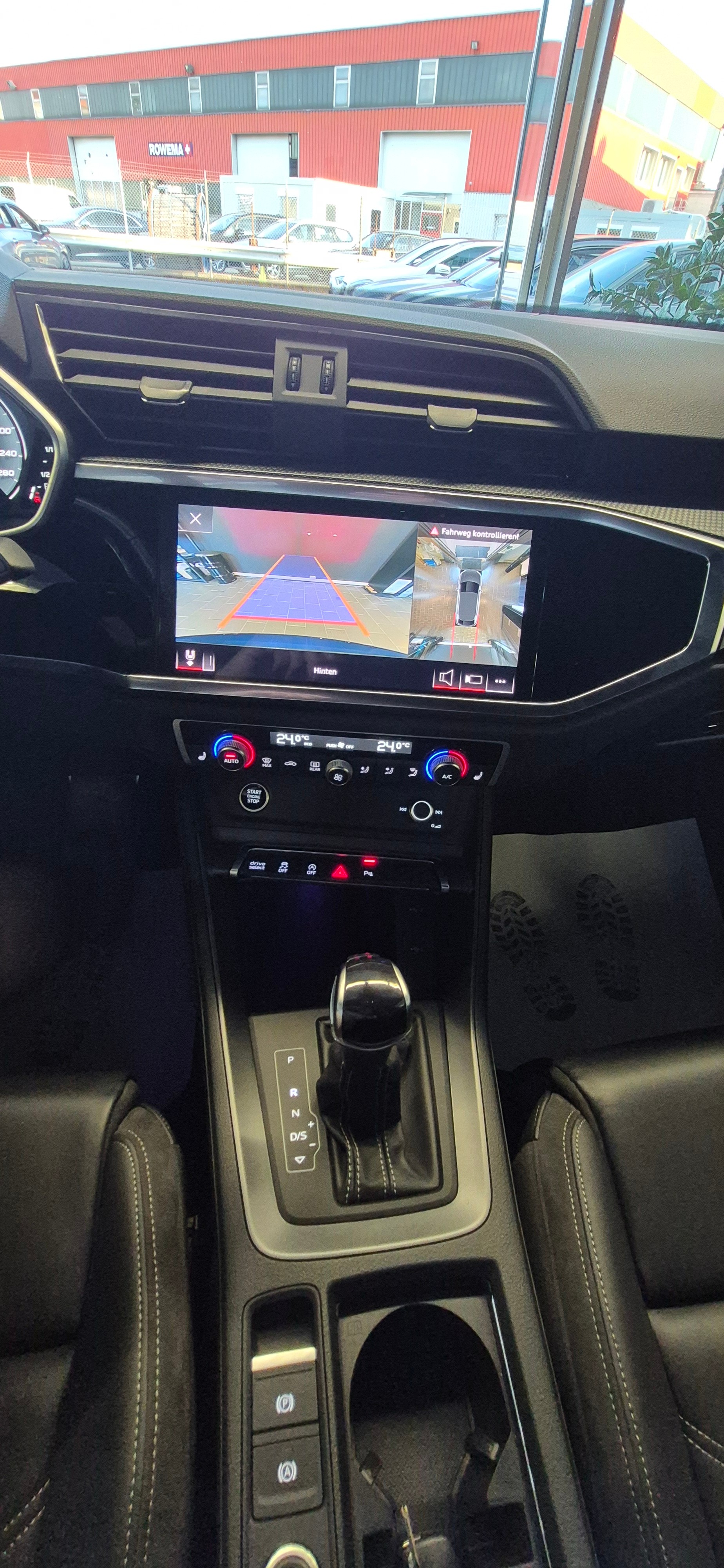 AUDI Q3 Sportback 35 TDI S line quattro S-tronic-image-14
