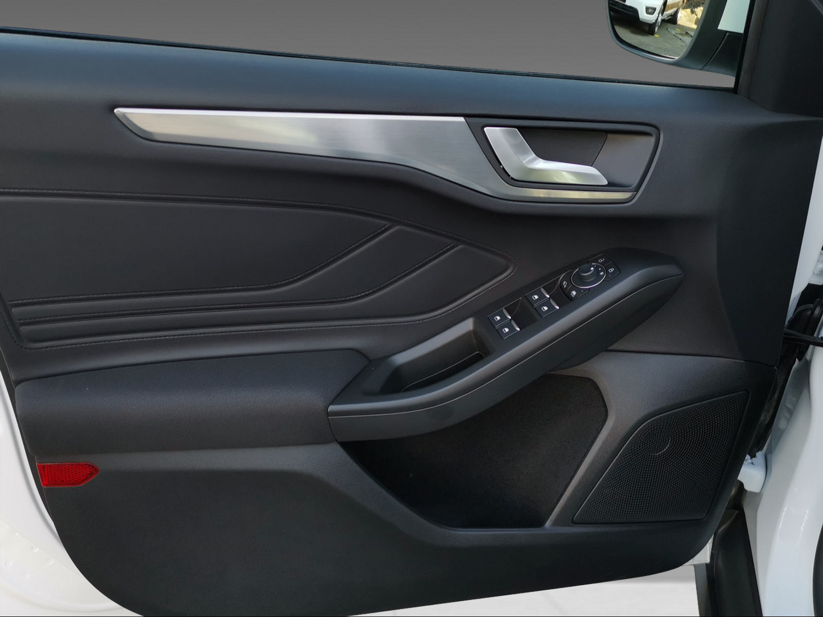 FORD Focus Station Wagon 1.0i EcoB Hybrid 155 Titanium-image-10
