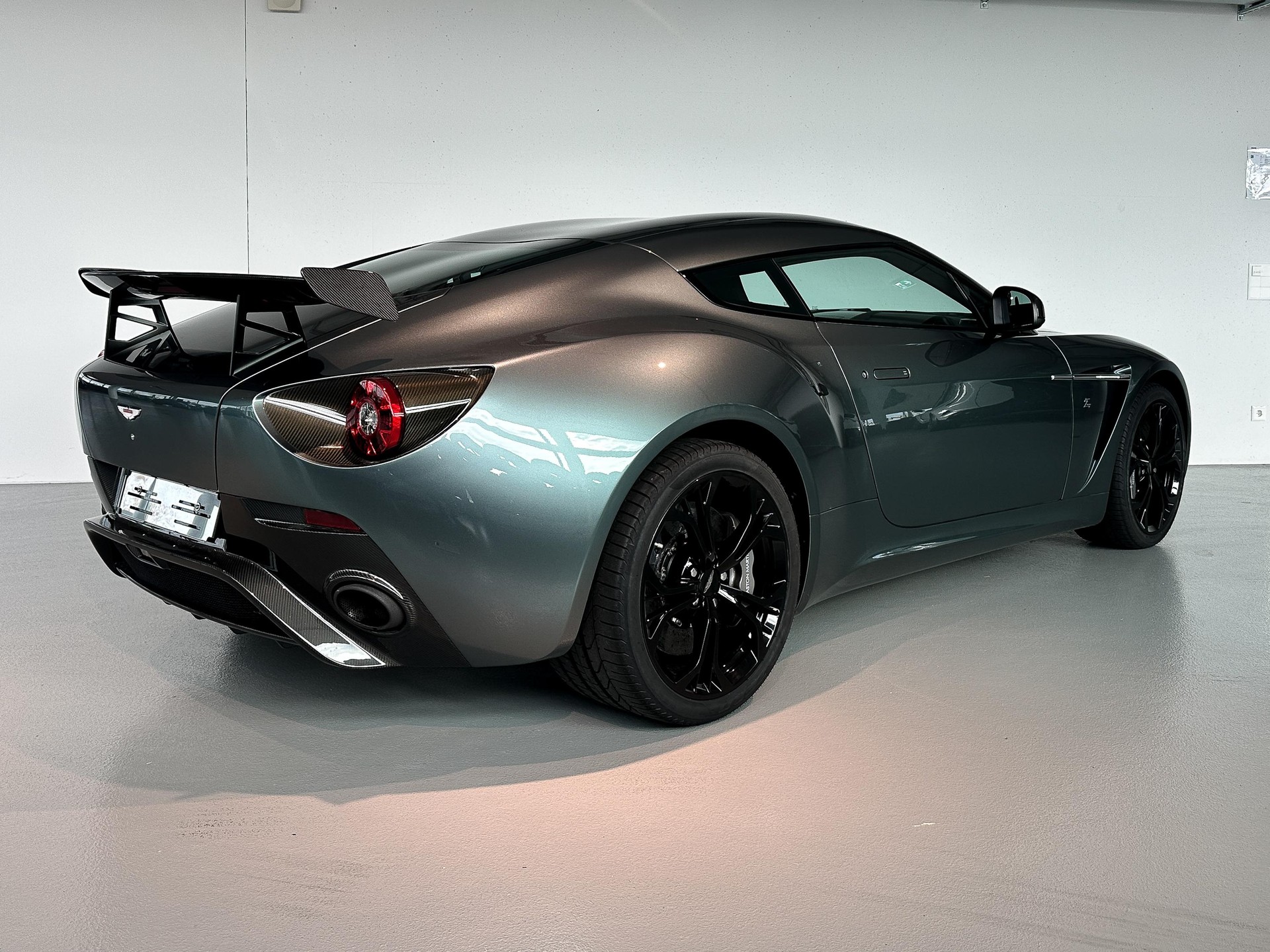ASTON MARTIN V12 Vantage Coupé 6.0-showroom-element-2