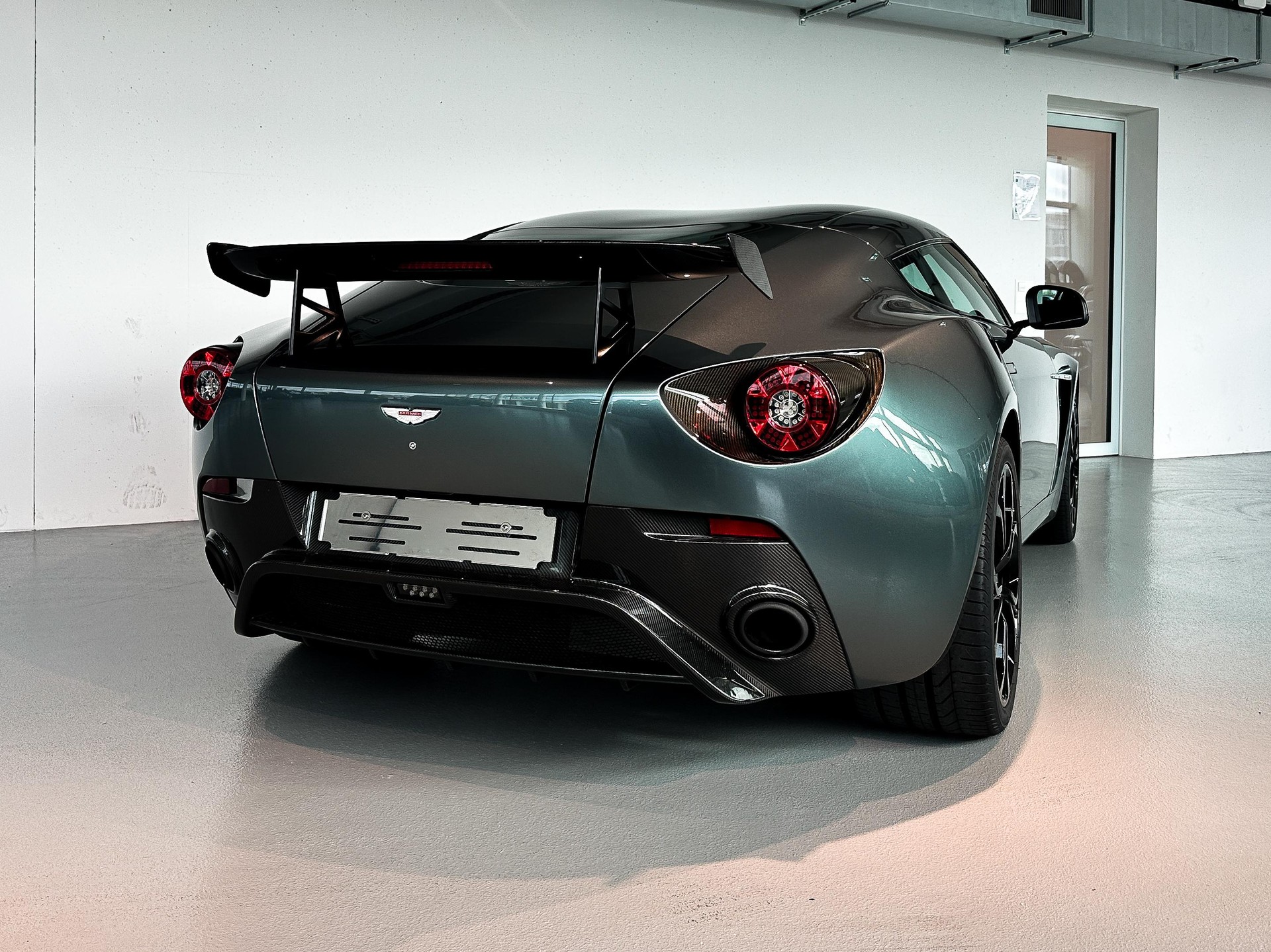 ASTON MARTIN V12 Vantage Coupé 6.0-image-9