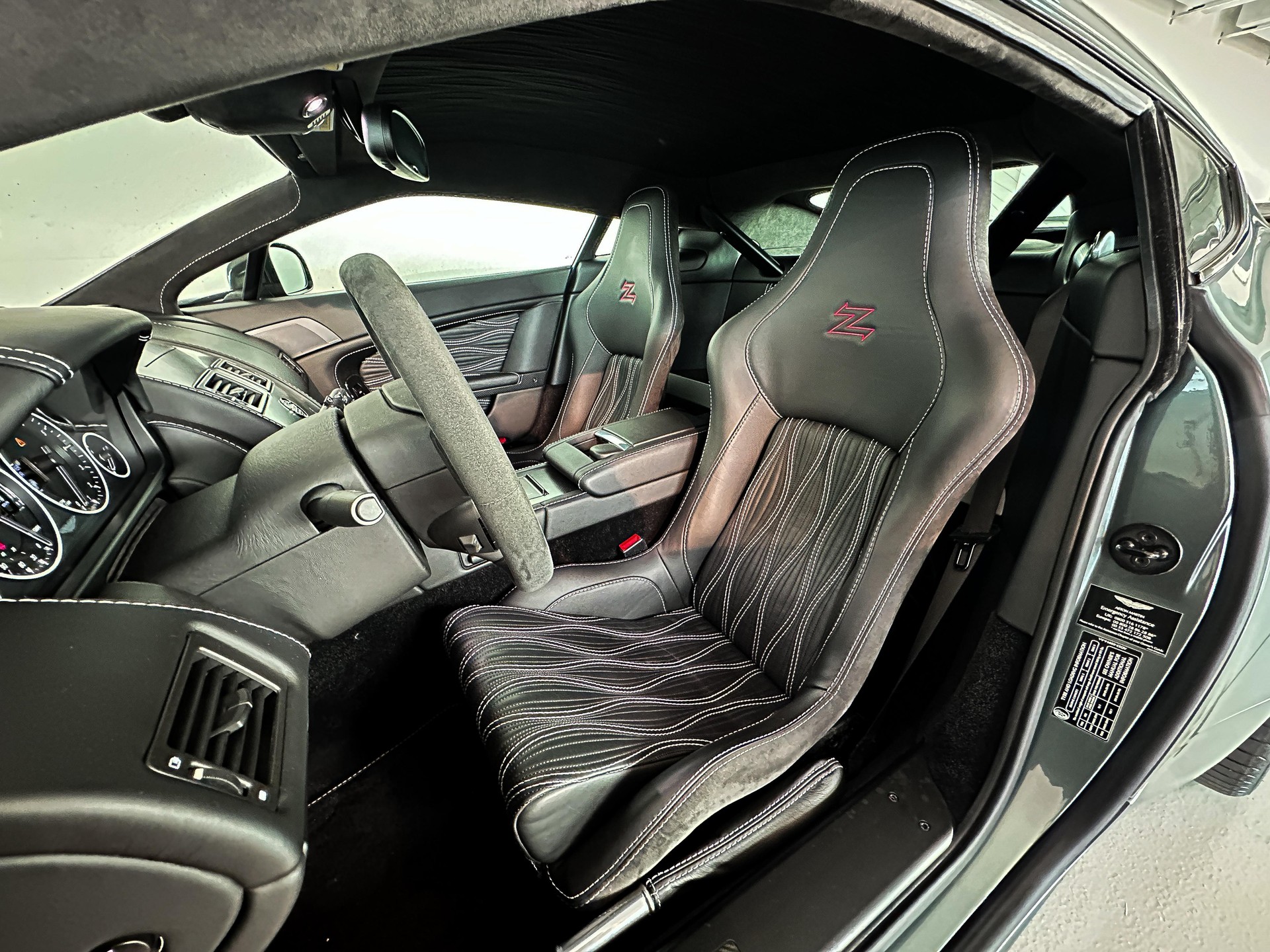 ASTON MARTIN V12 Vantage Coupé 6.0-image-4