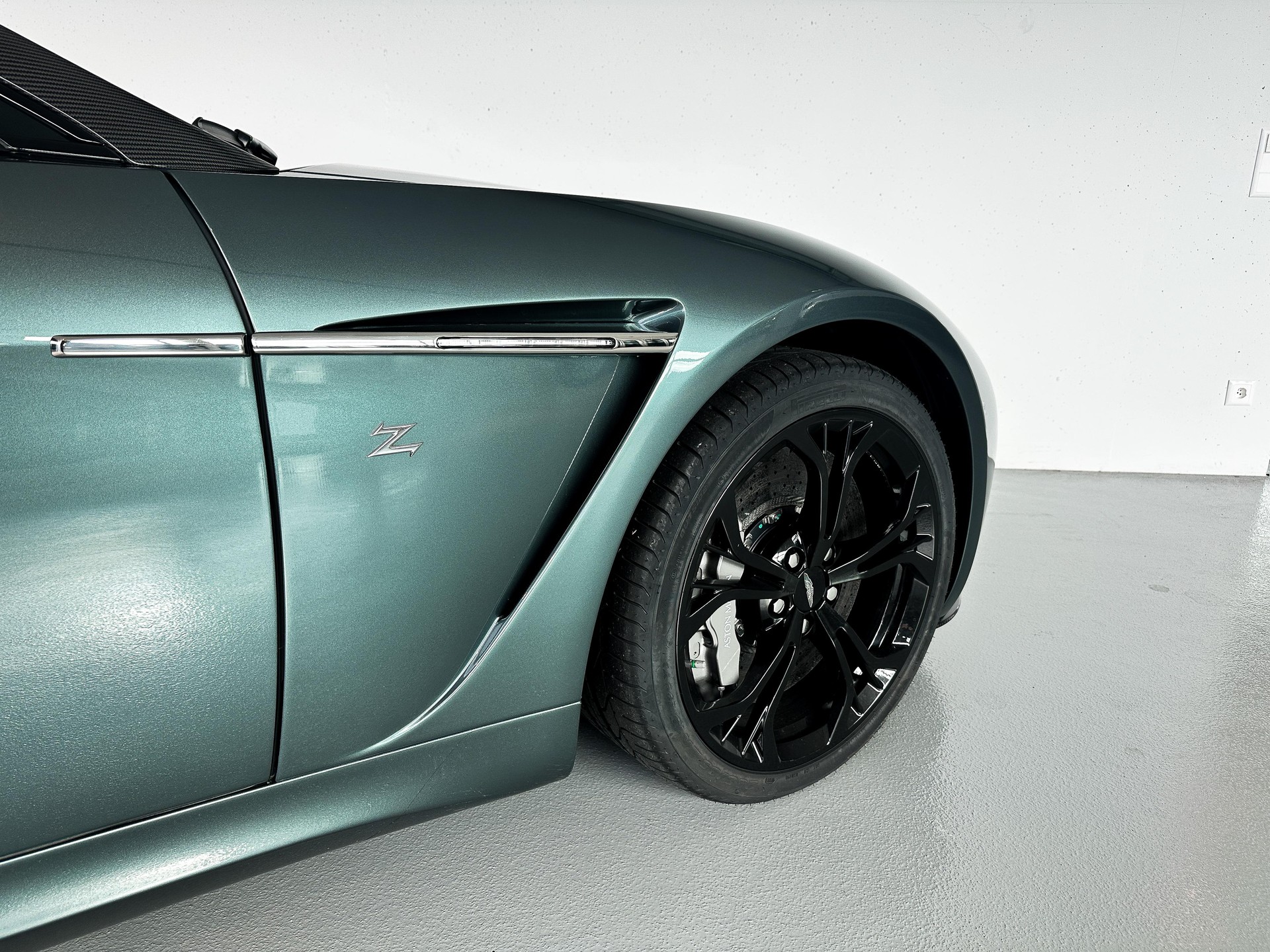 ASTON MARTIN V12 Vantage Coupé 6.0-image-11
