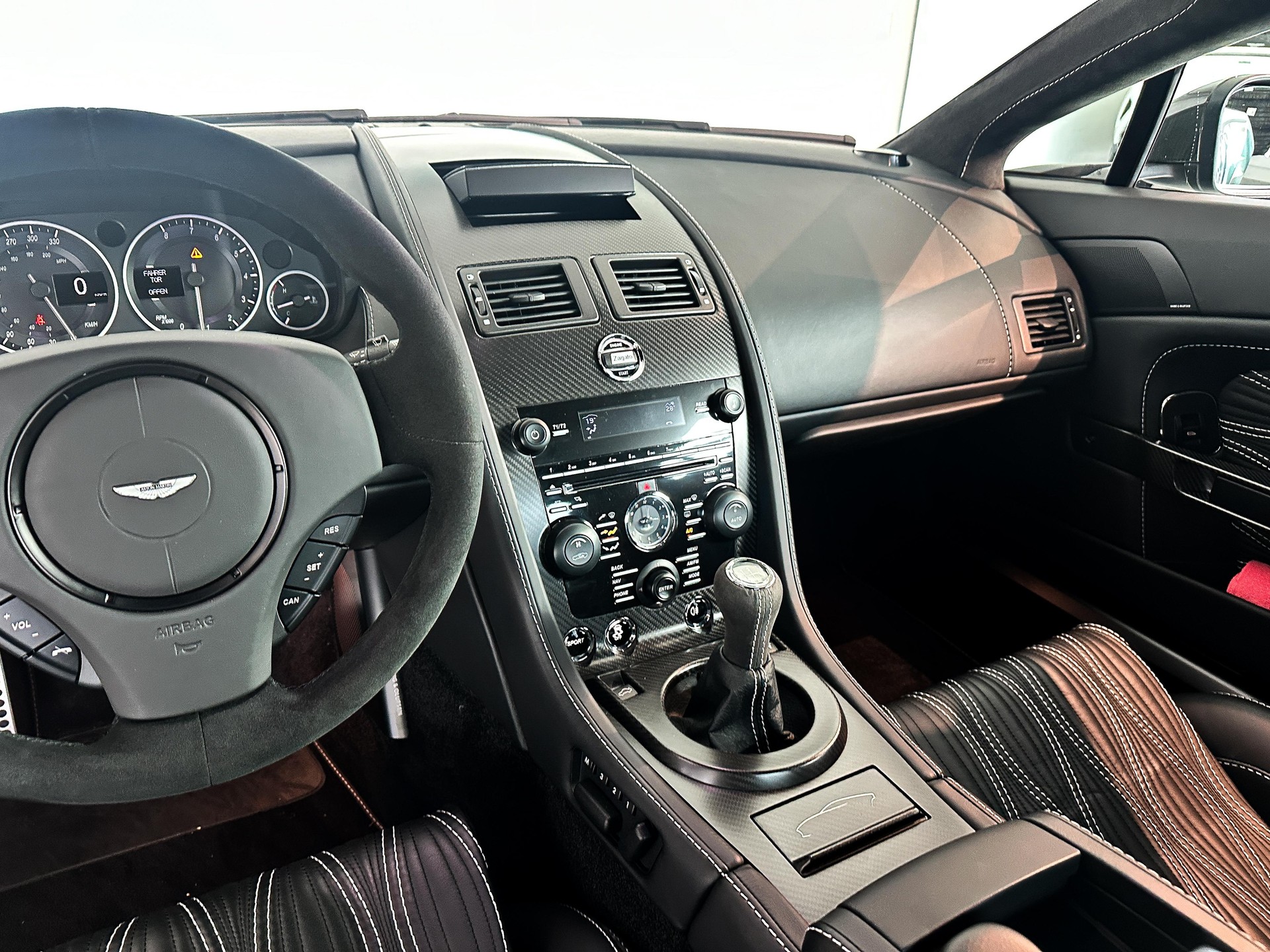 ASTON MARTIN V12 Vantage Coupé 6.0-image-6
