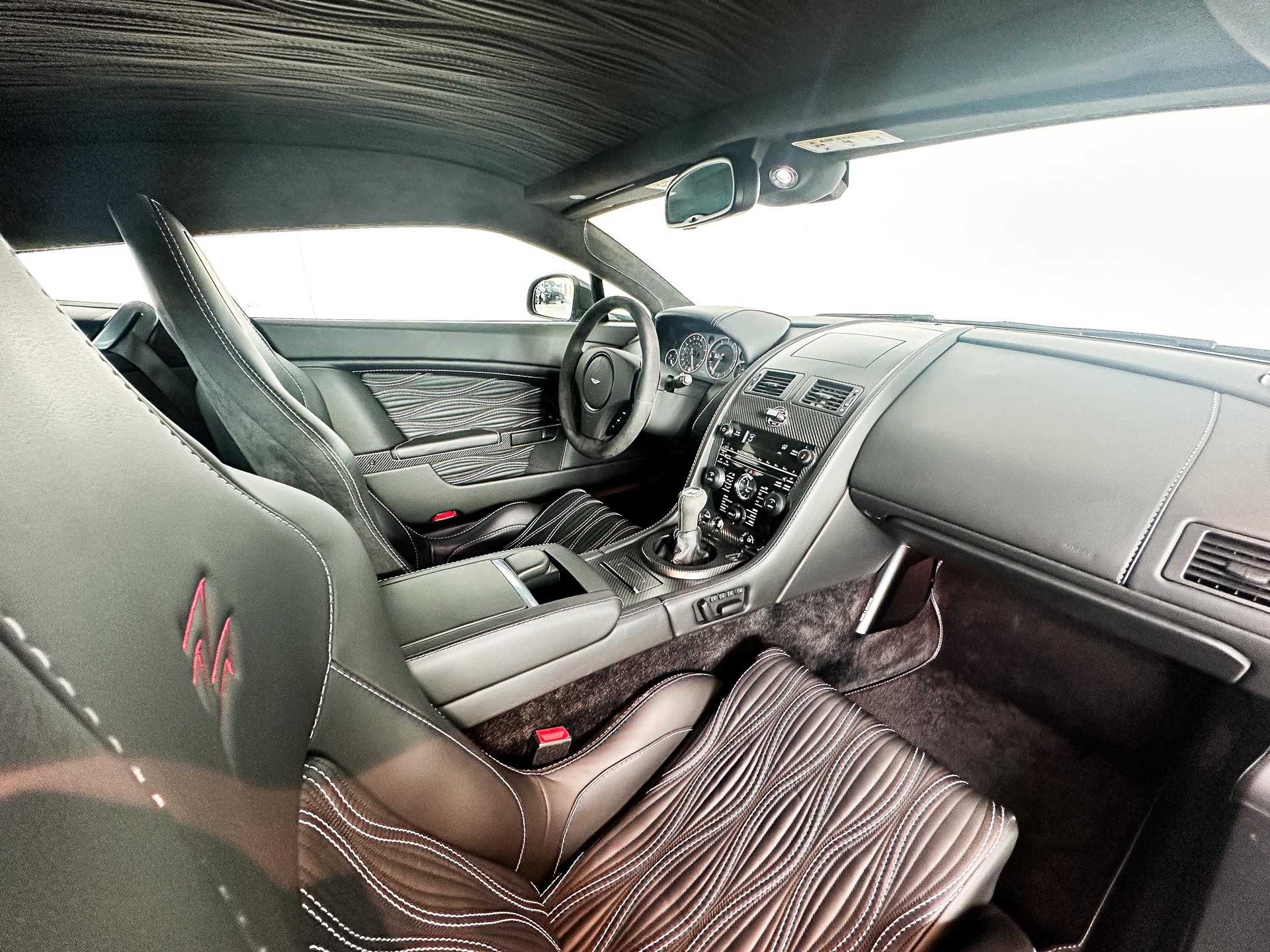 ASTON MARTIN V12 Vantage Coupé 6.0-showroom-element-3