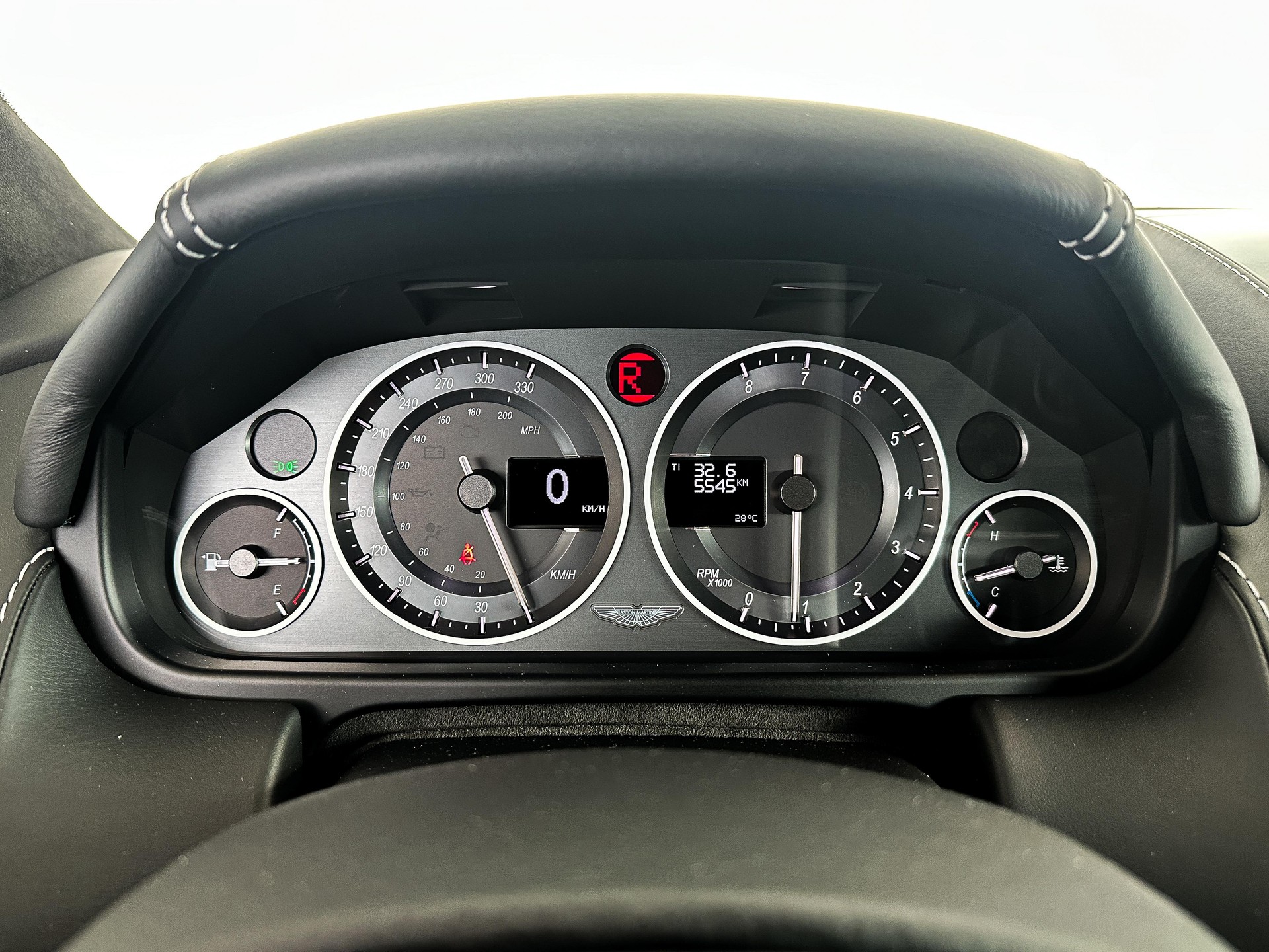 ASTON MARTIN V12 Vantage Coupé 6.0-image-7
