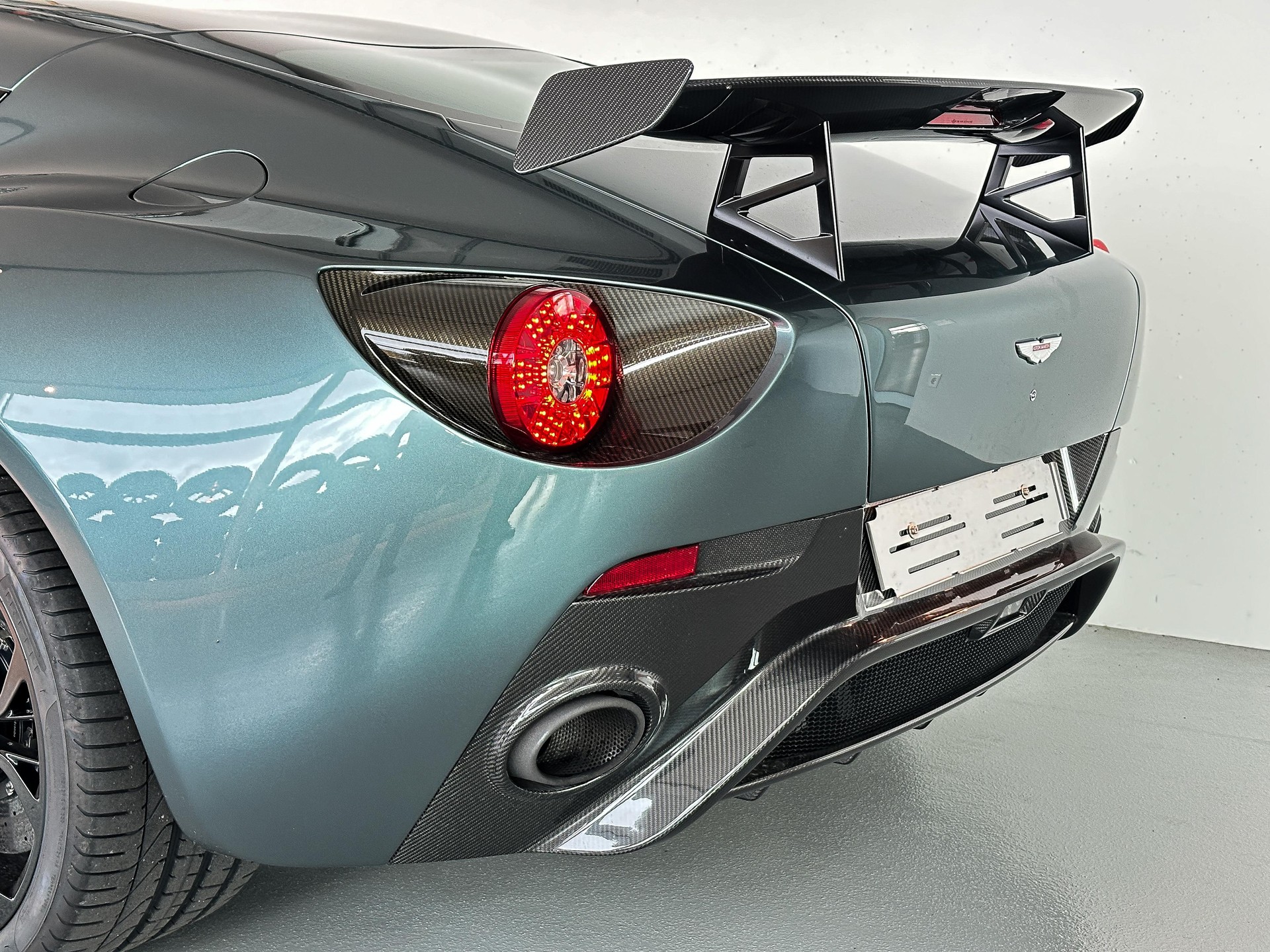 ASTON MARTIN V12 Vantage Coupé 6.0-image-12