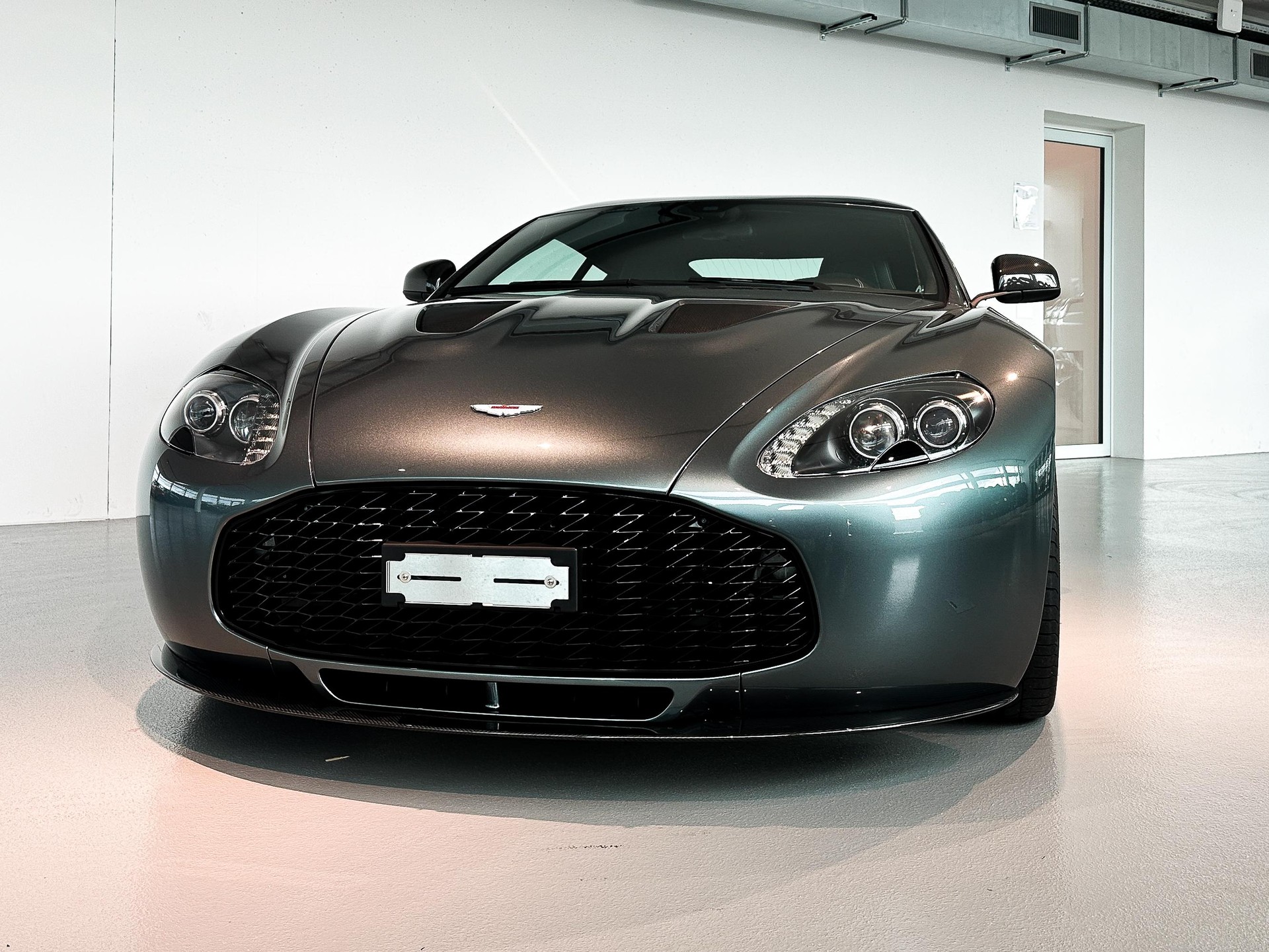 ASTON MARTIN V12 Vantage Coupé 6.0-image-8