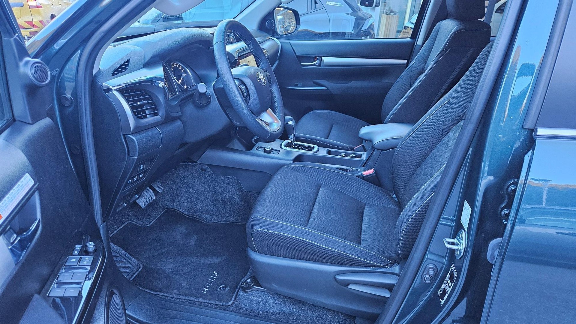 TOYOTA Hilux Double Cab.-Pick-up 2.8 D-4D 204 Premium-image-6
