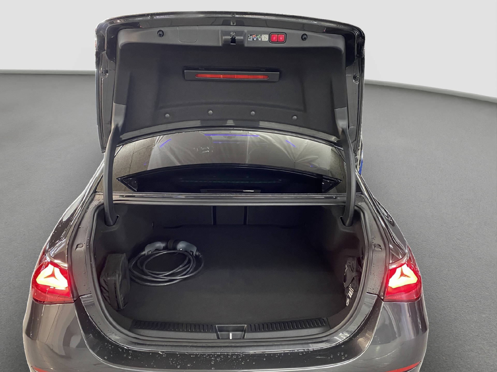 MERCEDES-BENZ E 400 e AMG Line 4MATIC-image-4